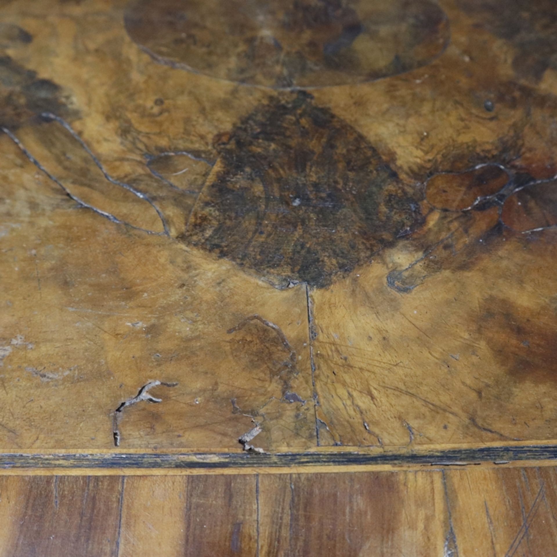 Beistelltisch - 2. Hälfte 19. Jh., Nussbaumholz, viereckige Platte mit Wurzelholz furniert, Platte - Image 5 of 11