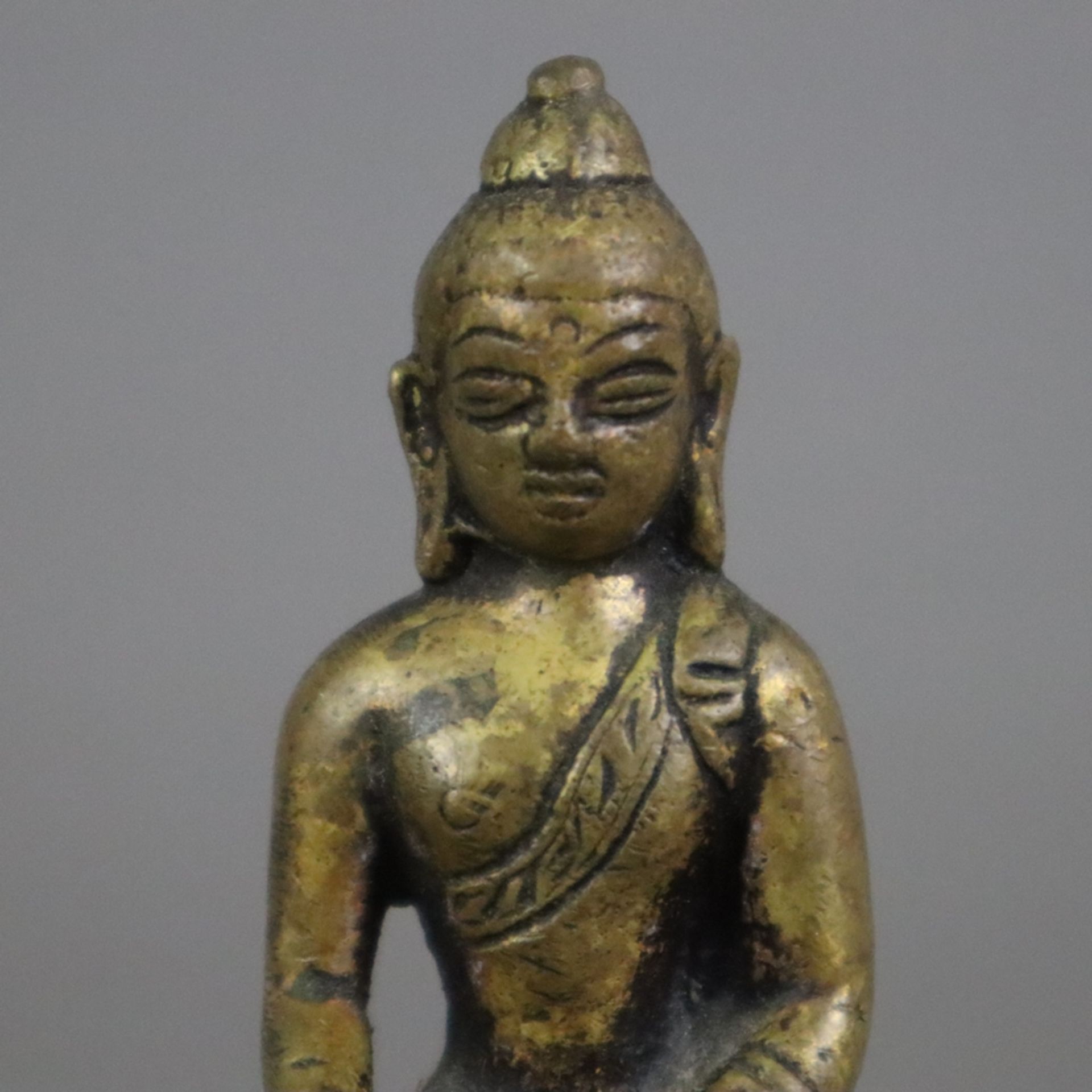 Buddha Shakyamuni - Indien, Gelbbronze, auf gestuftem mit Elefanten und Drachen verziertem Sockel u - Image 3 of 8