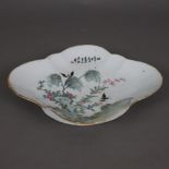 Fußschale - China, passig geschweifte Form über ovalem Fuß, Bemalung mit floralen Motiven sowie Vog