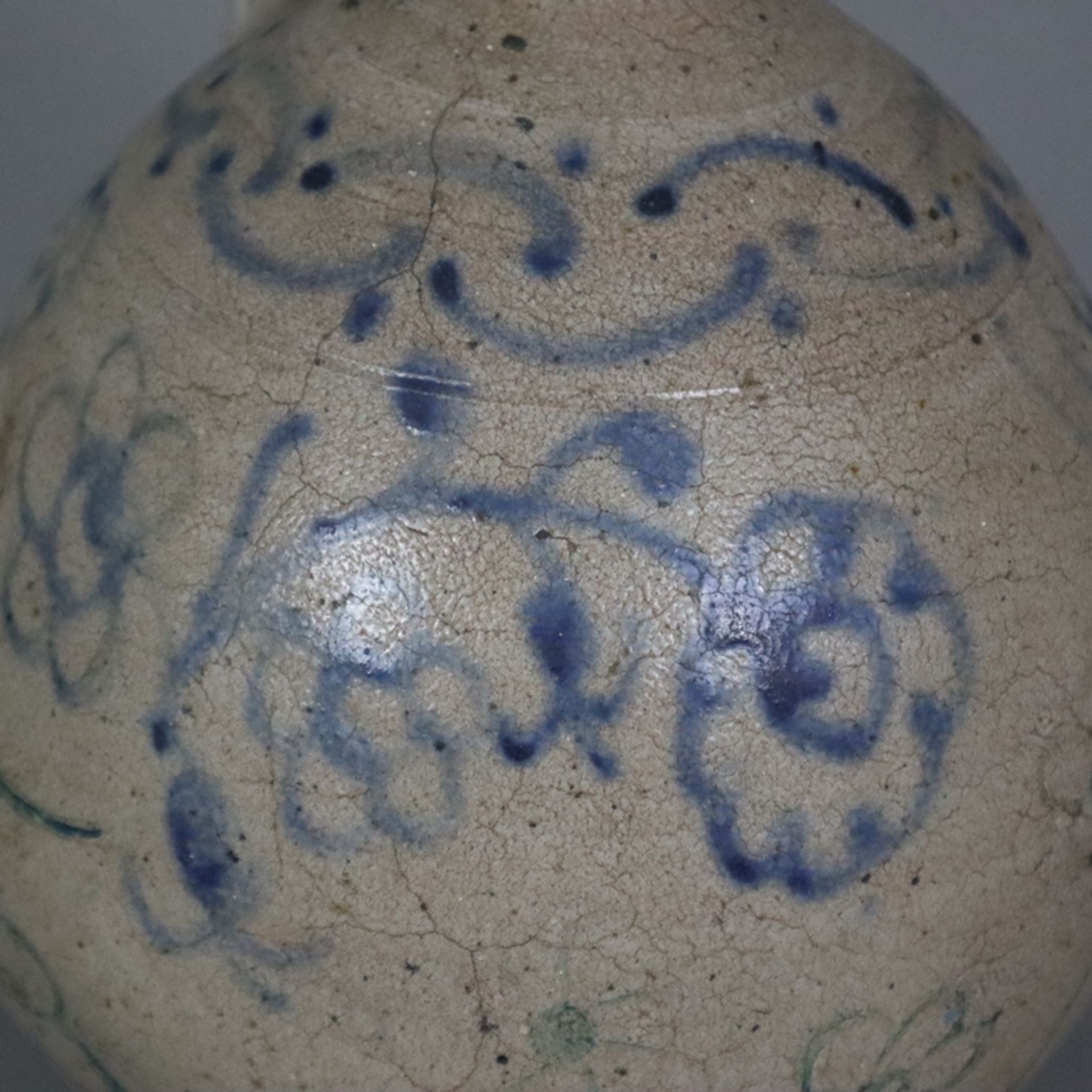 Großer Henkelkrug - Westerwald 18. Jh., graues Steinzeug, salzglasiert, kobaltblaue Bemalung, Ritzd - Bild 4 aus 9