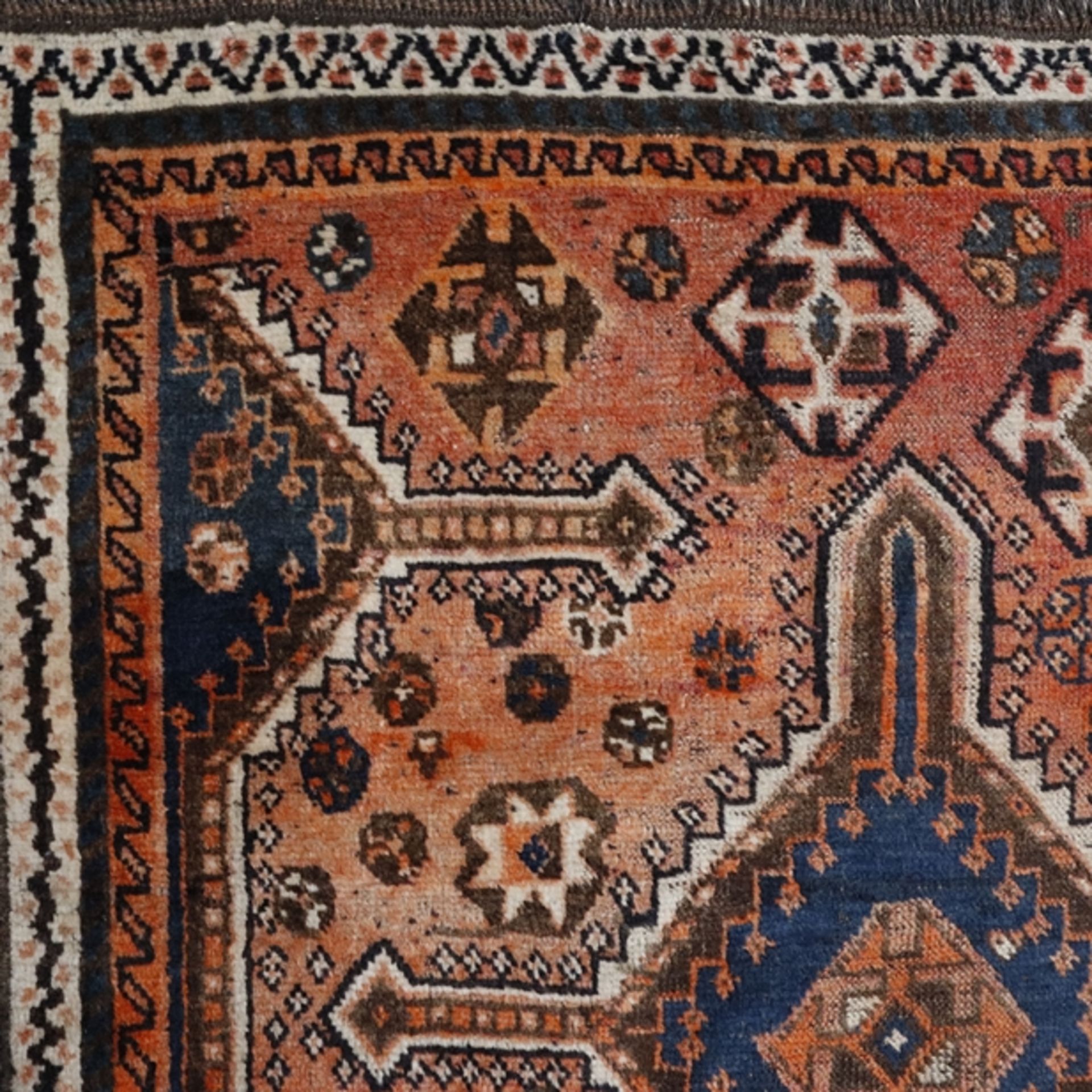 Schiraz - Persien, Wolle, geometrische Ornamente, restauriert, verzogen, begangen, ca. 184 x 102 cm - Bild 4 aus 7