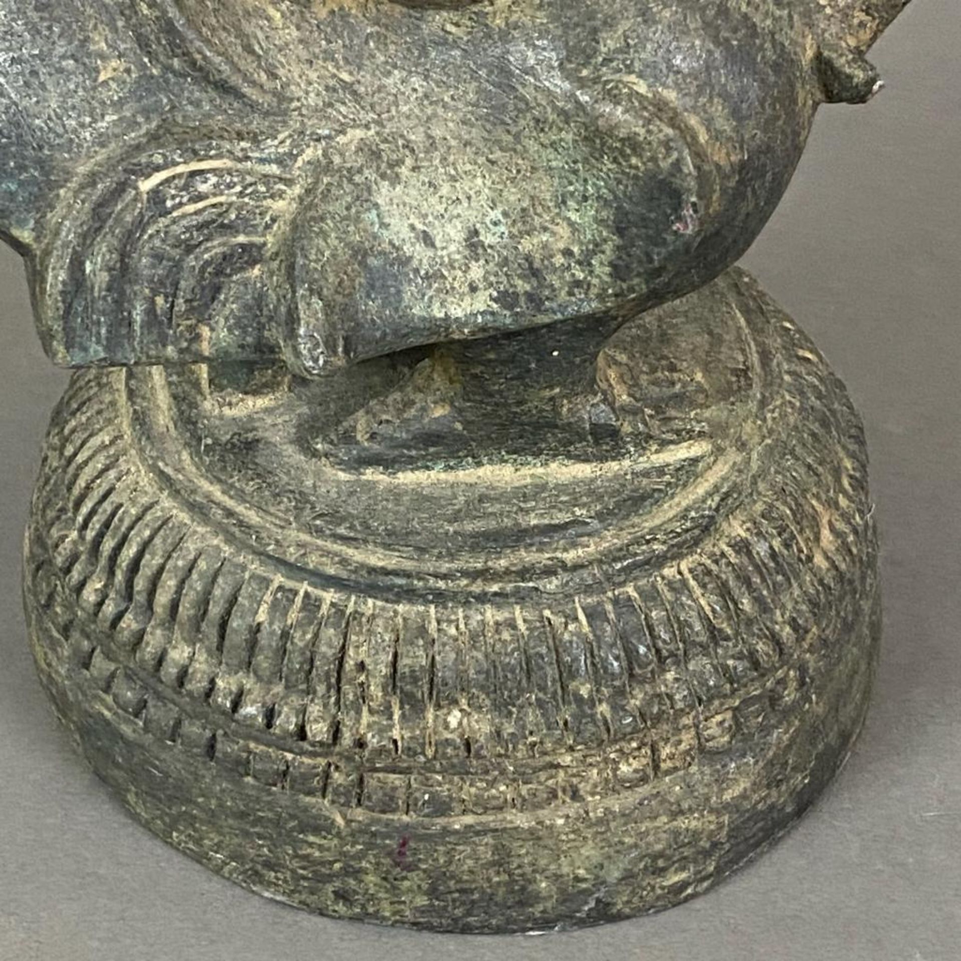 Großes altes Opiumgewicht - in Gestalt einer Hintha (mythischer Vogel) auf konischem rundem Sockel, - Bild 7 aus 10