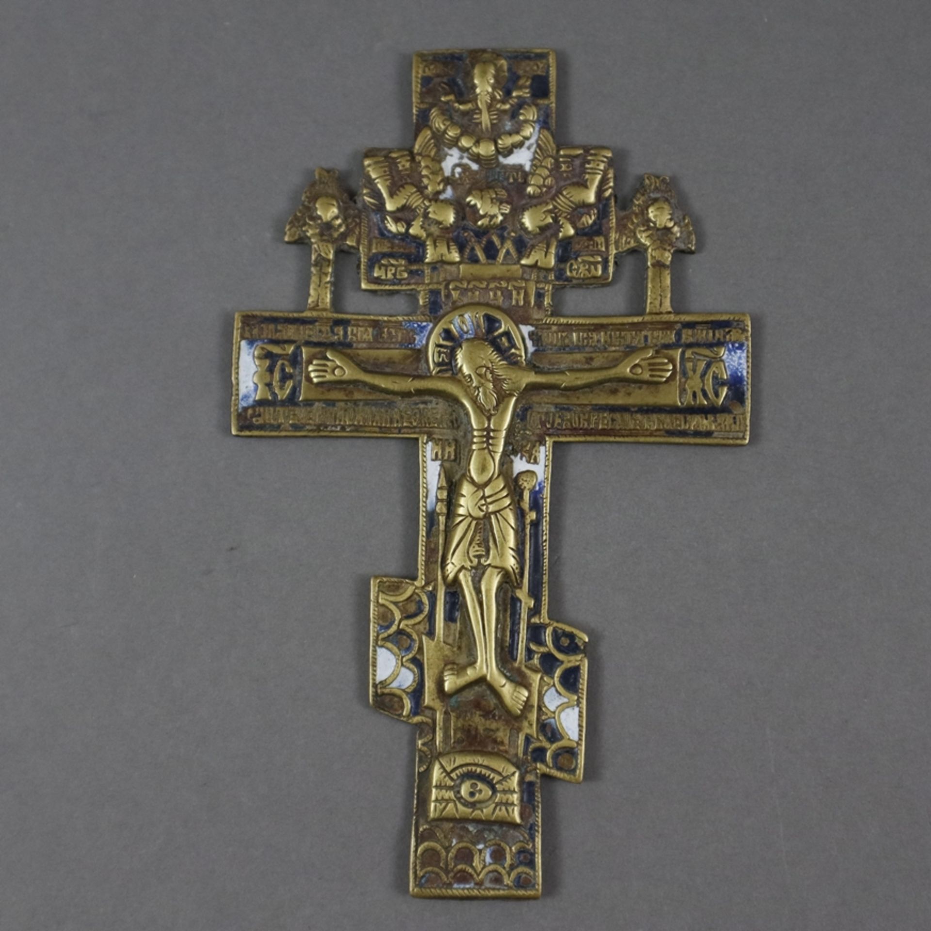 Kleines Segenskreuz - Russland, 19.Jh., Bronzelegierung, teils blau/weiß emailliert, reliefierte Da
