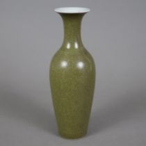 Kleine Flaschenvase - China 20.Jh., Porzellan mit "Teedust"-Glasur, innen und unterseitig transpare