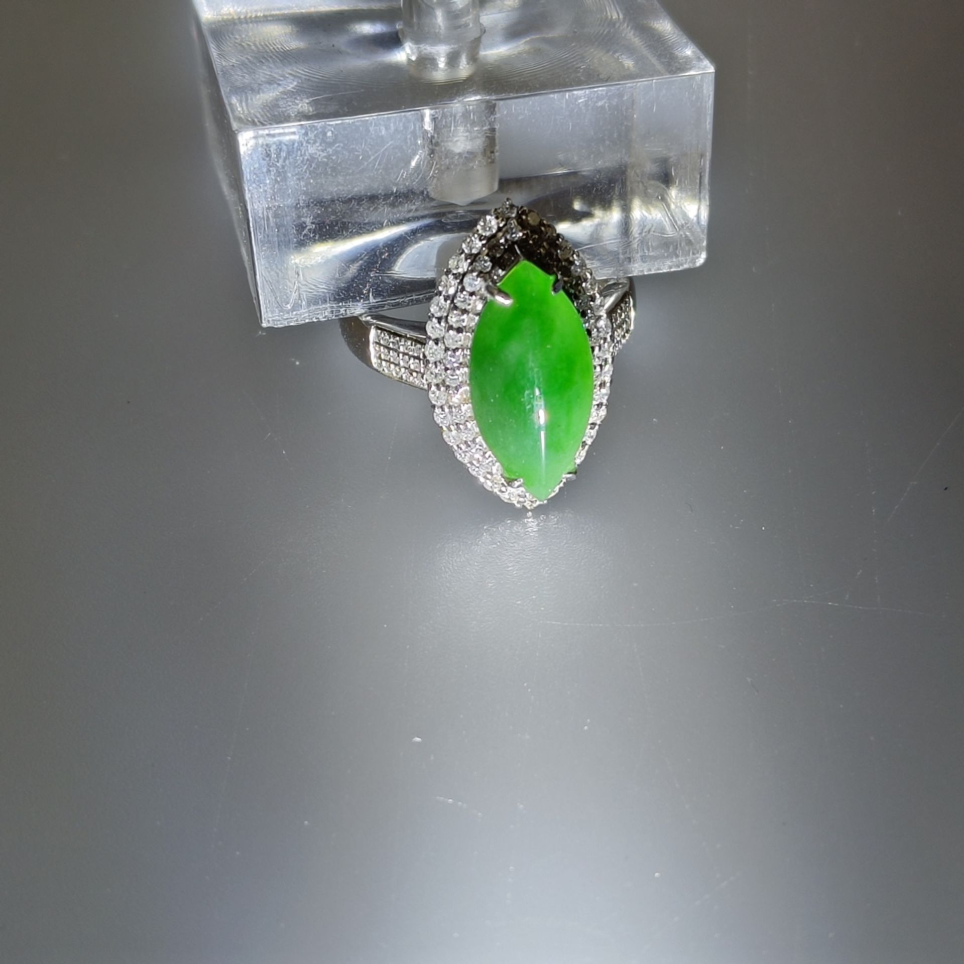 18K-Jadering mit Diamanten - Weißgold 750/000 (18K), navetteförmiger Ringkopf mit grüner Jade von c - Bild 7 aus 7