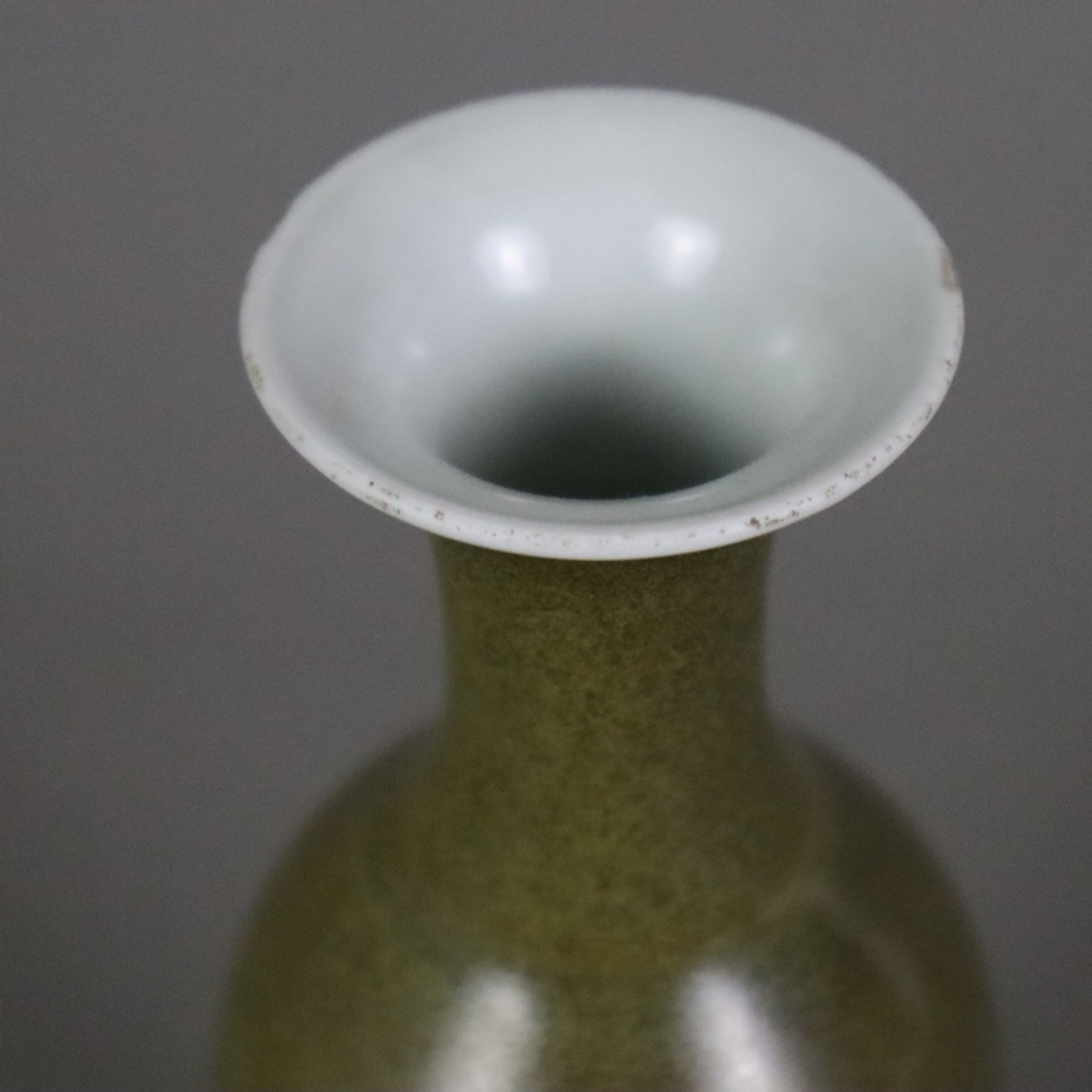 Kleine Flaschenvase - China 20.Jh., Porzellan mit "Teedust"-Glasur, innen und unterseitig transpare - Bild 2 aus 7
