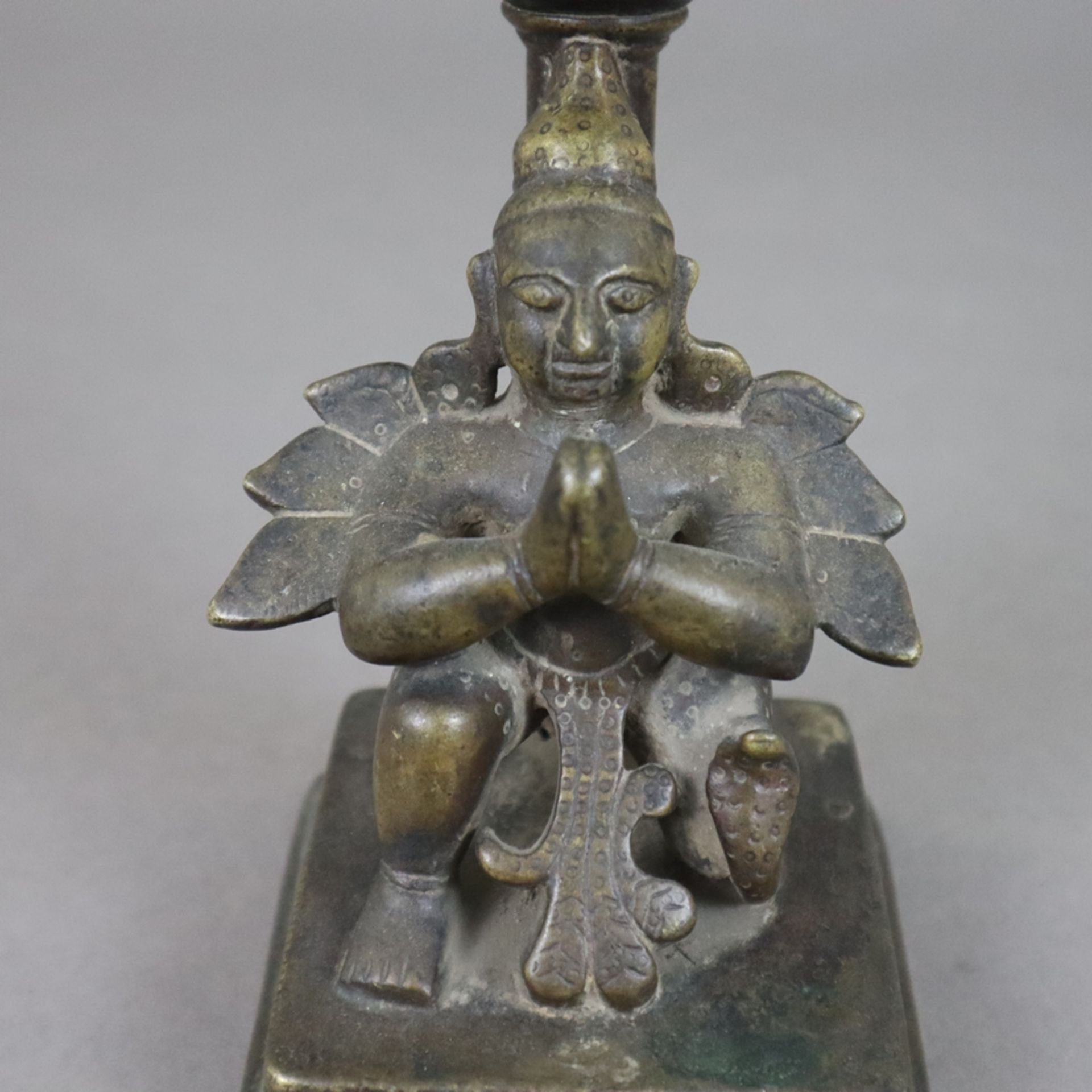 Bronzeleuchter mit figürlichem Schaft - Indien, 19.Jh. oder früher, kleine Schale von 4 cm-Dm. getr - Image 2 of 8