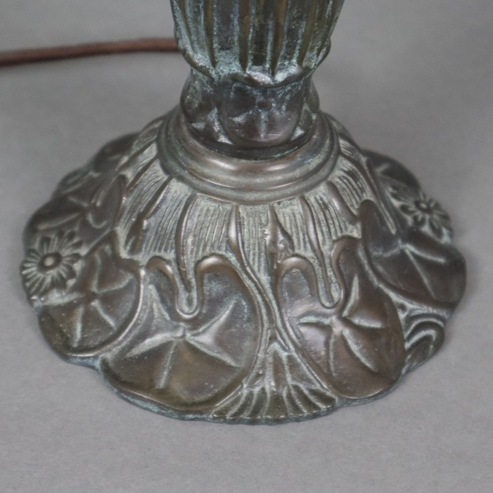 Jugendstil Tischlampe - um 1900/10, floral reliefierter Metallfuß, bronziert, glockenförmiger Glass - Bild 5 aus 7