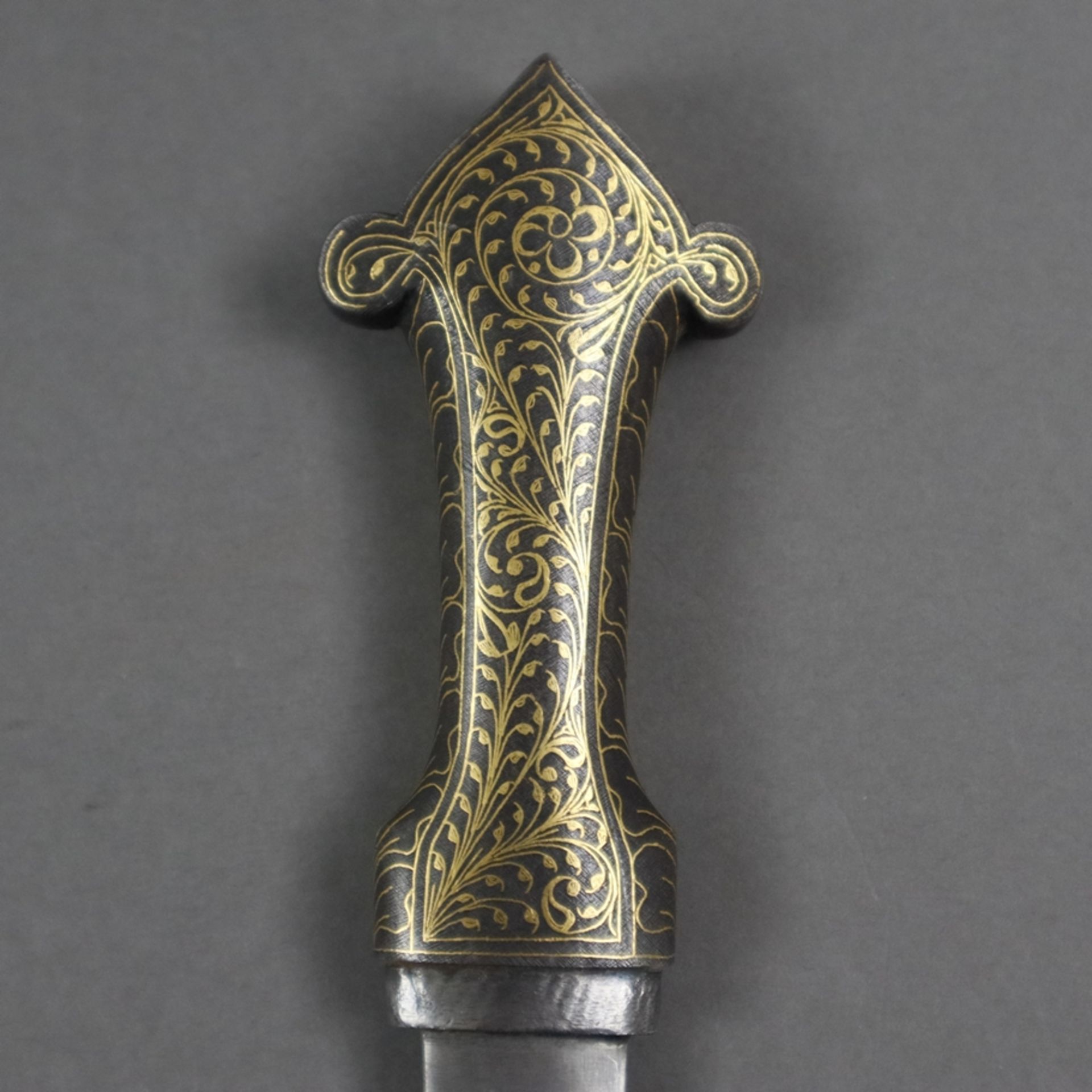 Kleiner Eisendolch - Indien 19./20.Jh., zweischneidige gekrümmte von 11,5 cm-Länge, Klinge, taillie - Image 4 of 5