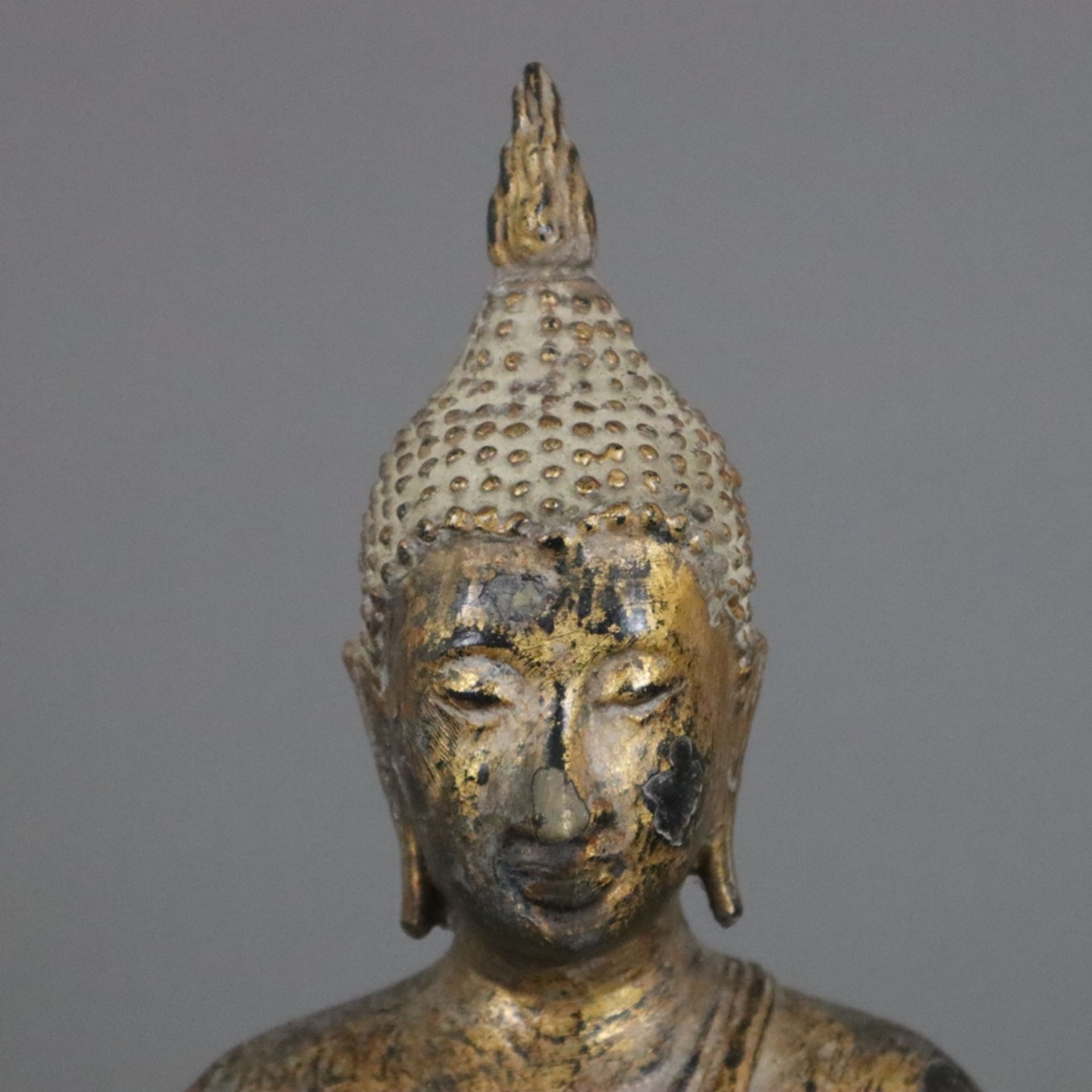 Stehende Buddhafigur - Thailand, Bronze mit Resten der Goldlackvergoldung, auf Lotossockel mit poly - Bild 2 aus 10