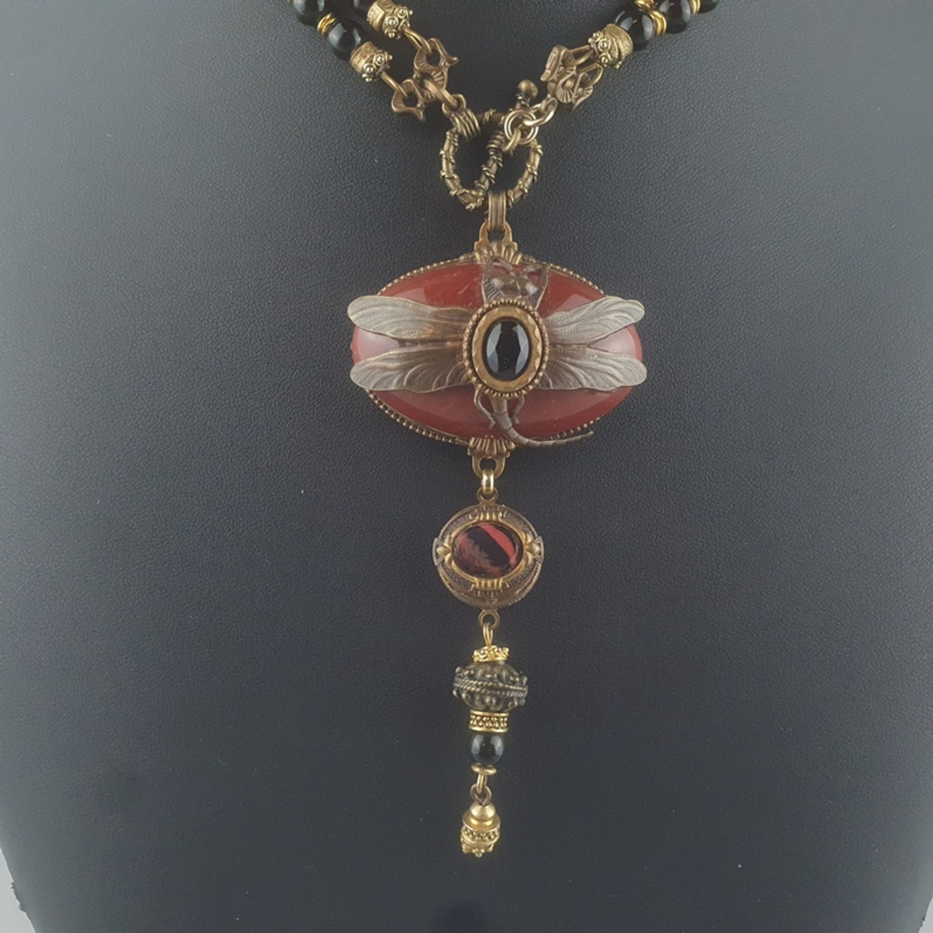 Jugendstil-Halskette mit Libellen-Anhänger - Anfang 20. Jh., Kette aus runden Onyxperlen (Dm. 6 mm)