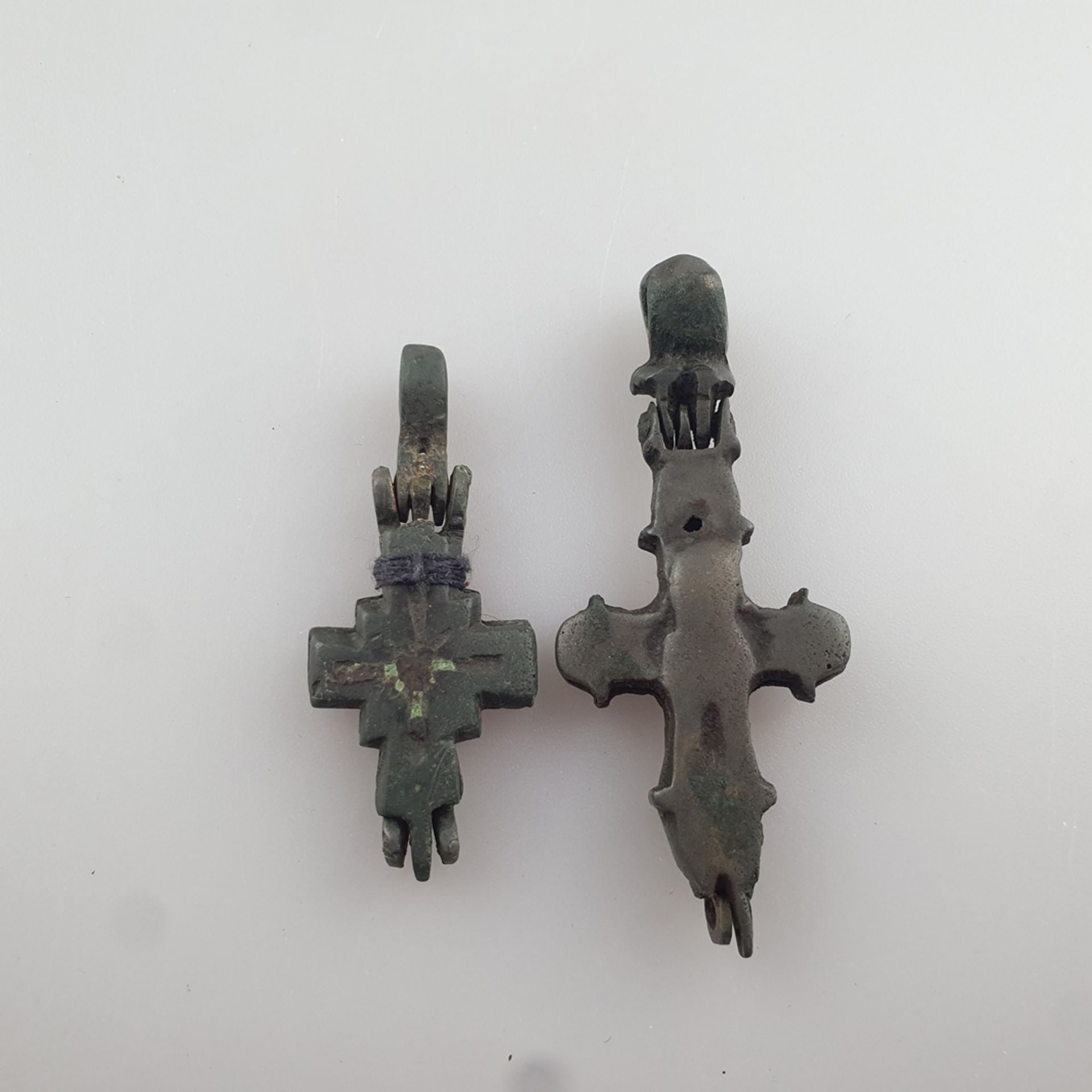 Zwei klappbare Reliquienkreuze (Enkolpion) - wohl byzantinisch, Bronze mit dunkler Patina, jeweils - Image 2 of 3