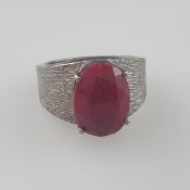 Rubin-Ring- 925er Silber, breite Ringschiene mit Struktur-Oberfläche, Ringkopf besetzt mit oval fac