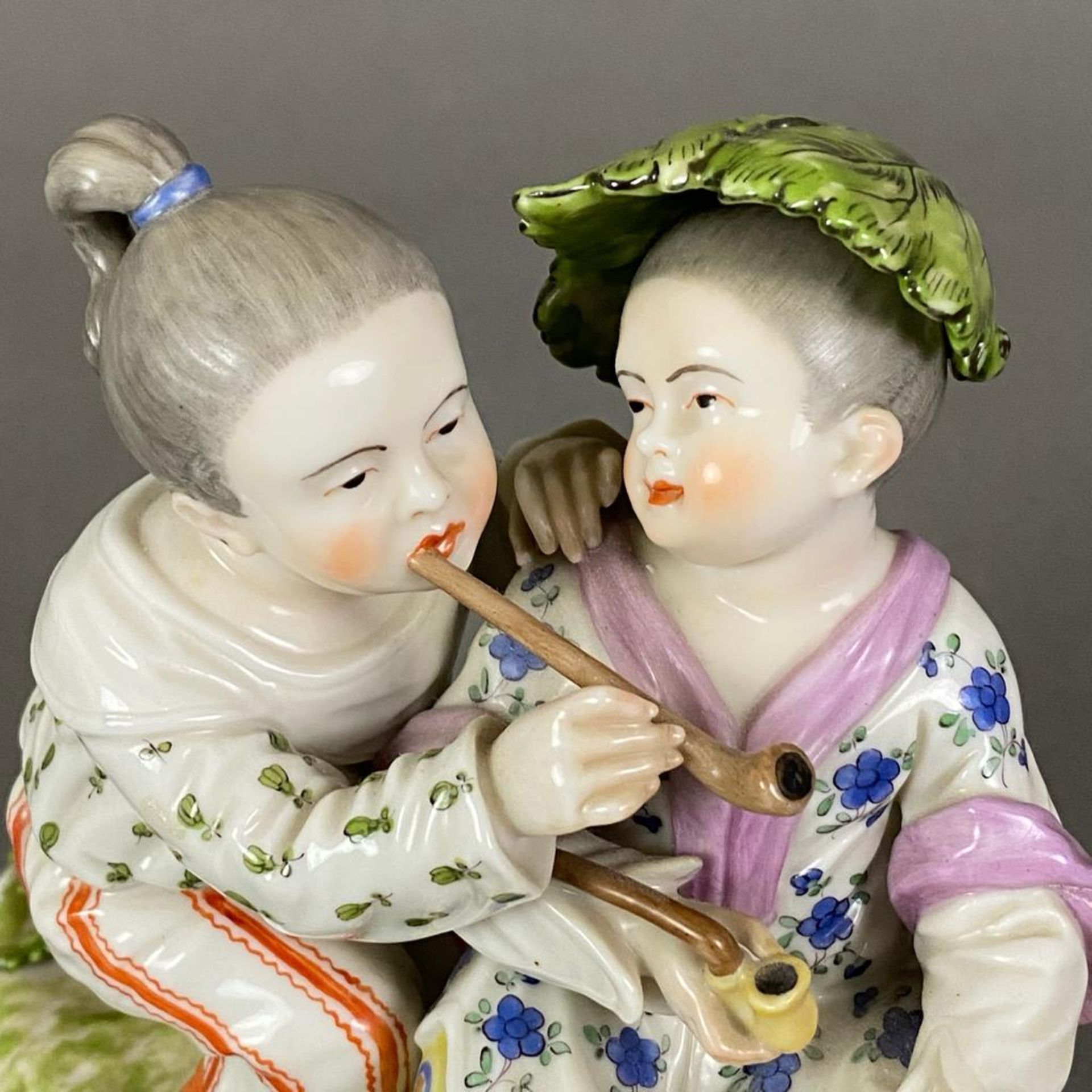 Chinoiserie-Gruppe mit rauchendem Paar - Porzellanmanufaktur Nymphenburg nach Frankenthaler Modell, - Bild 2 aus 10