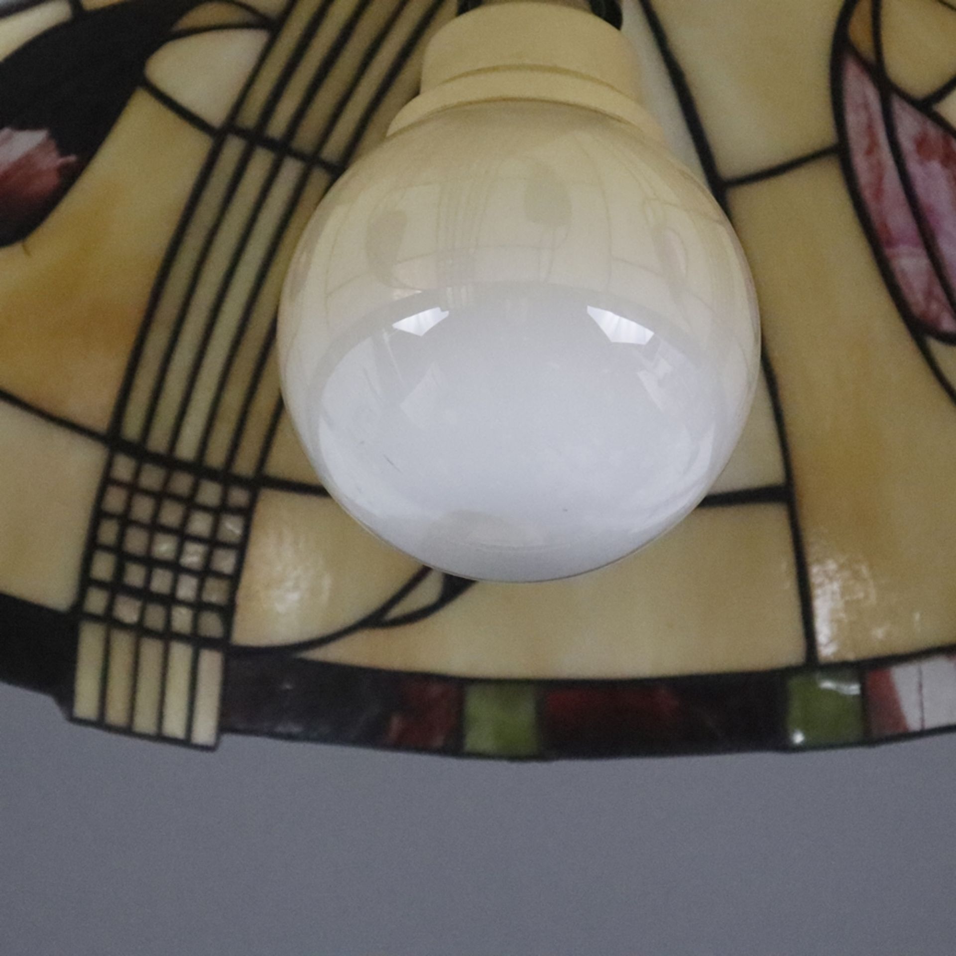 Deckenlampe im Tiffany-Stil - gewölbter Kunstglasschirm mit Bleibändern, floral und ornamental gemu - Image 8 of 8