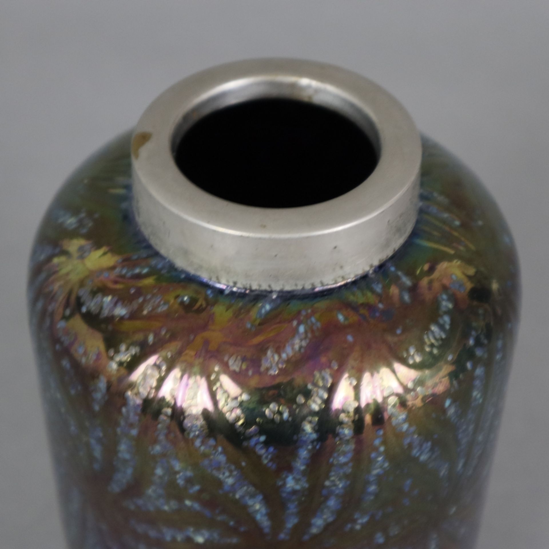 Jugendstil-Vase - Anfang 20. JH., violett-irisiertes Glas mit floral anmutendem Liniendekor, Metall - Image 2 of 5