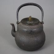 Tetsubin - Wasserkessel für die Teezeremonie, Japan, Taishō-/Shōwa-Zeit, Gusseisen mit Bronzedeckel