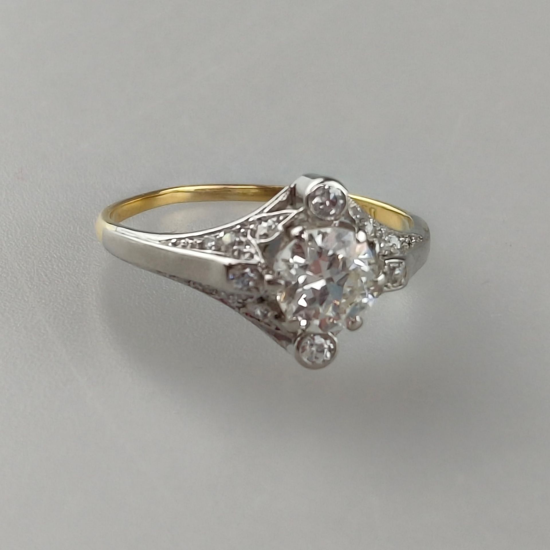 Diamantring - Weiß-/ Gelbgold 750/000, gestempelt, zentraler Diamant im Brillantschliff von 0,80 ct - Bild 2 aus 6