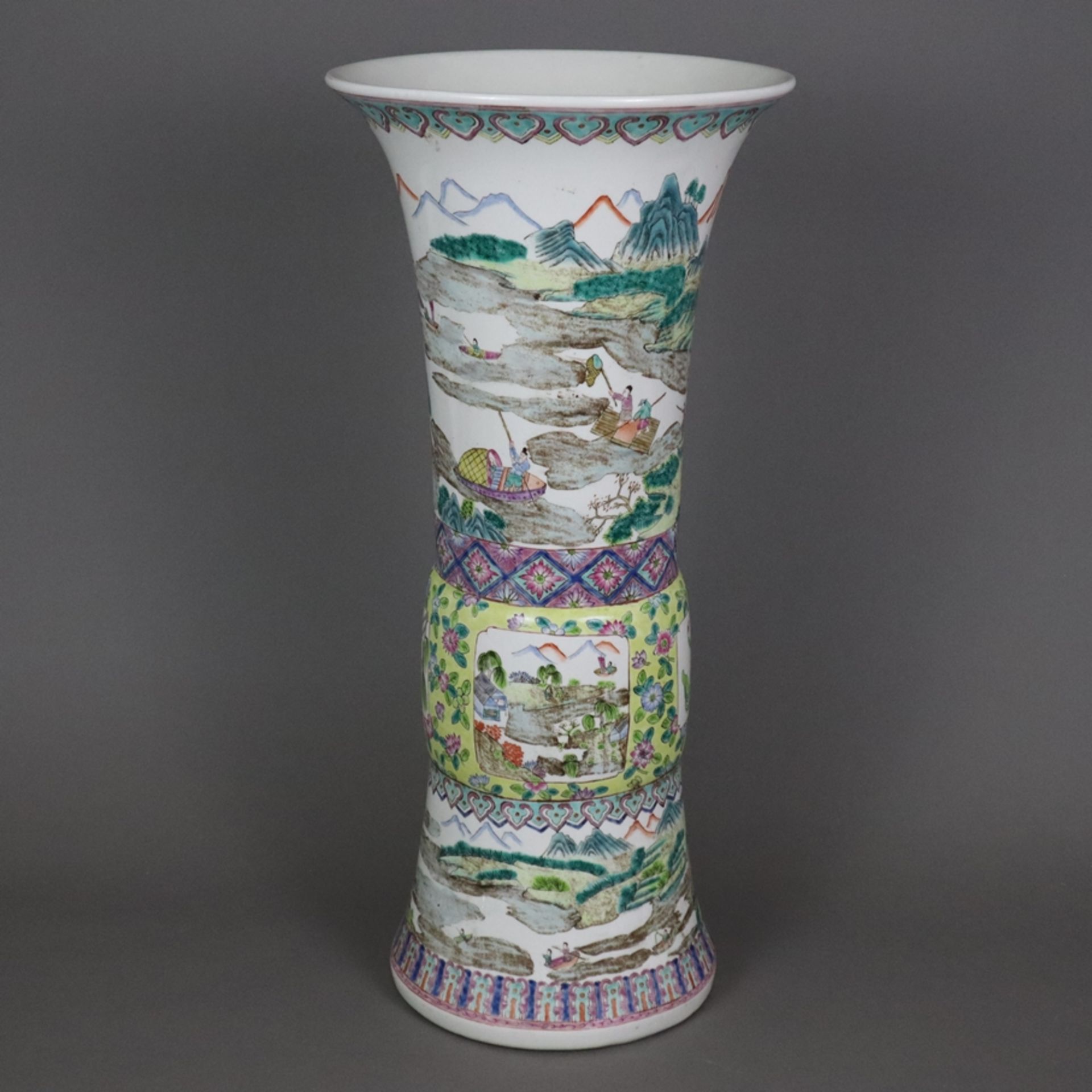 Große Gu-förmige Vase - Porzellan, Trompetenvase mit abgesetzter manschettenartiger Mittelzone und