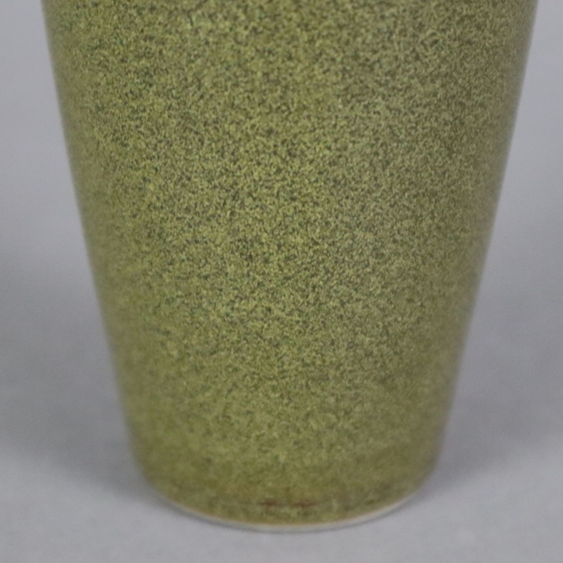 Kleine Flaschenvase - China 20.Jh., Porzellan mit "Teedust"-Glasur, innen und unterseitig transpare - Bild 5 aus 7