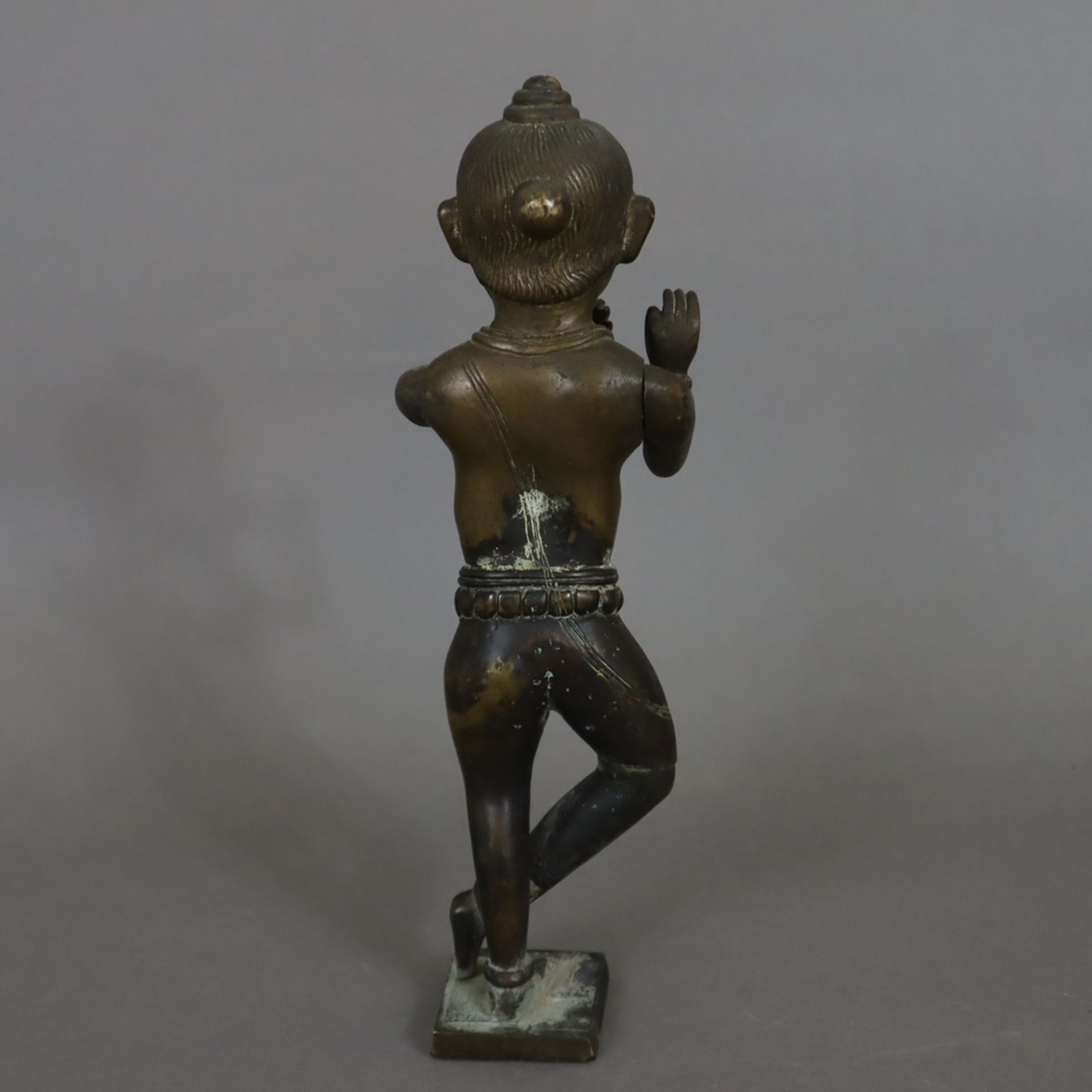 Flöte spielender Krishna - Bronze, Indien, in typischer Pose auf einem quadratischen Sockel stehend - Image 7 of 8