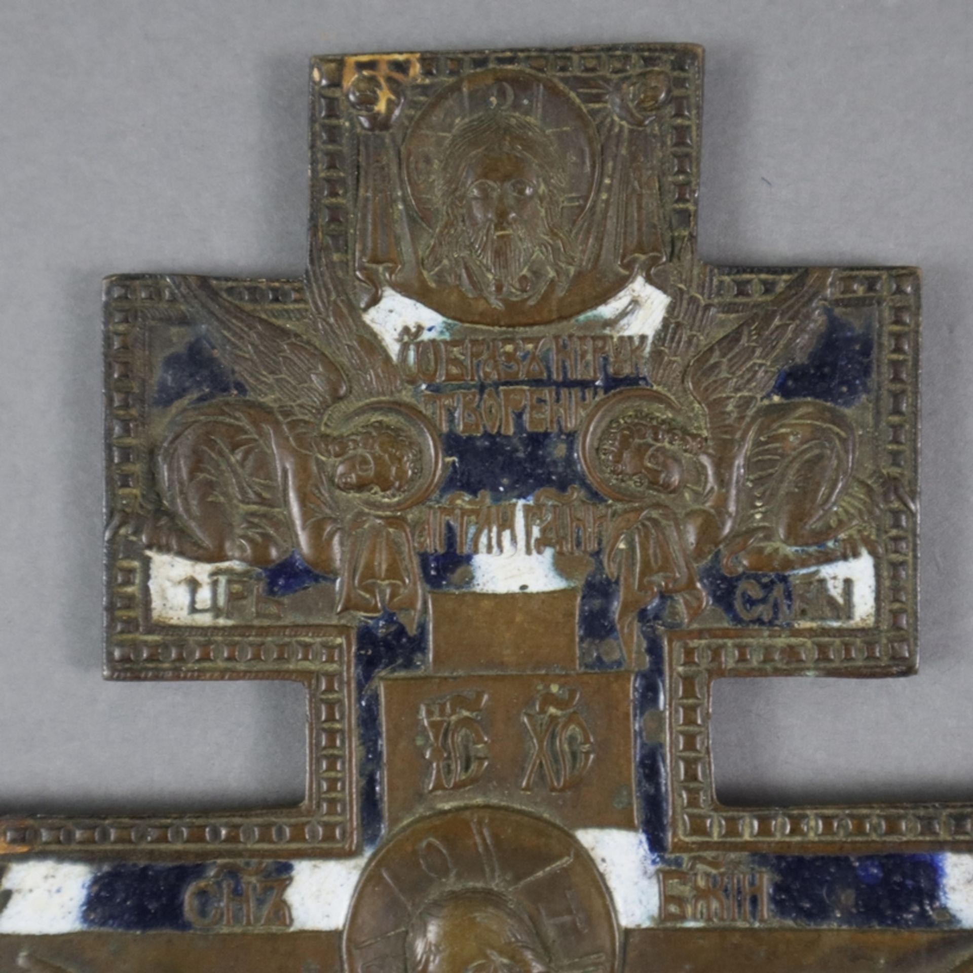 Großes Segenskreuz - Russland, 19.Jh., Bronzelegierung, teils blau/weiß emailliert, reliefierte Dar - Image 3 of 7