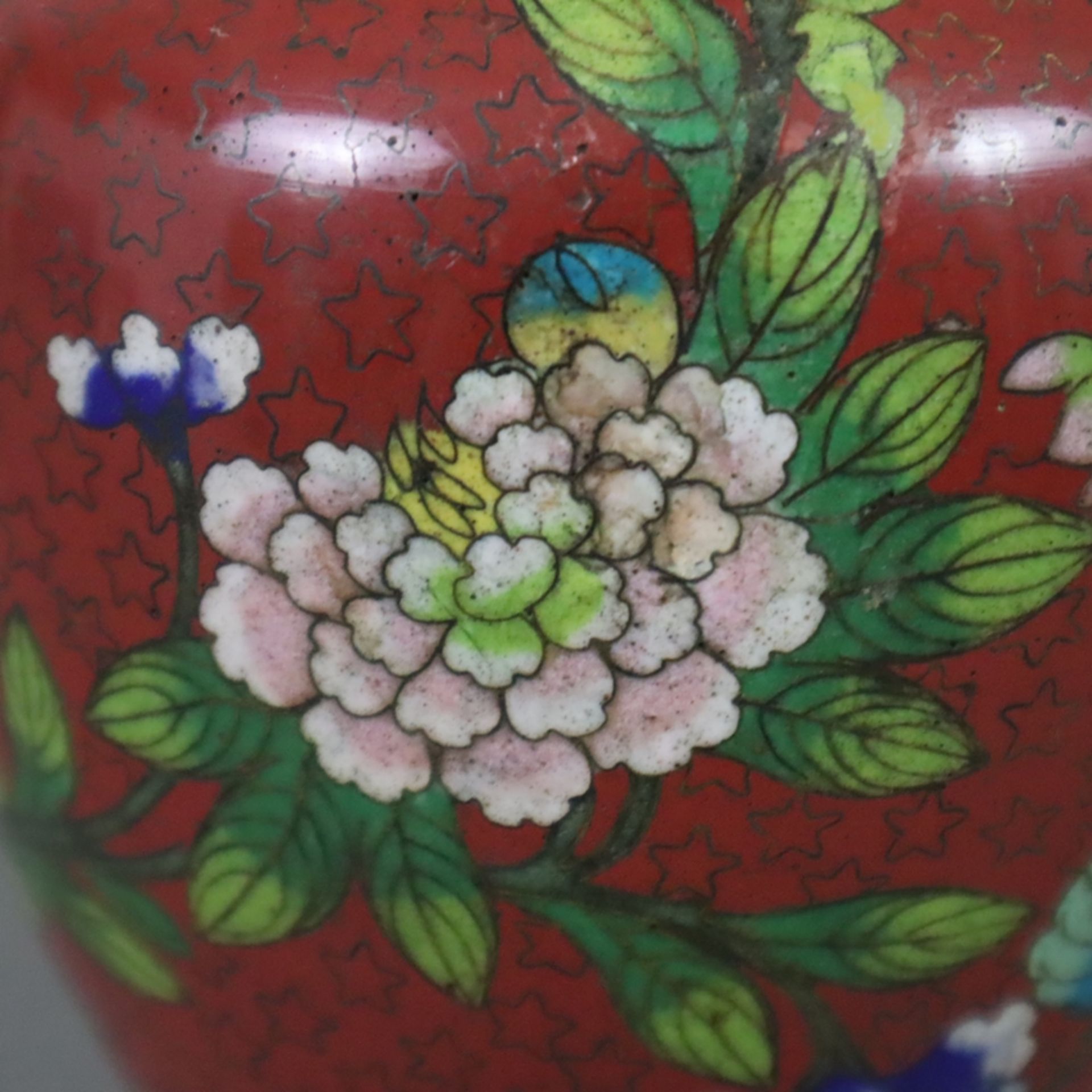 Cloisonné Vase - China, ausgehende Qing-Dynastie, Balusterform mit langgezogenem Hals und ausgestel - Image 8 of 10