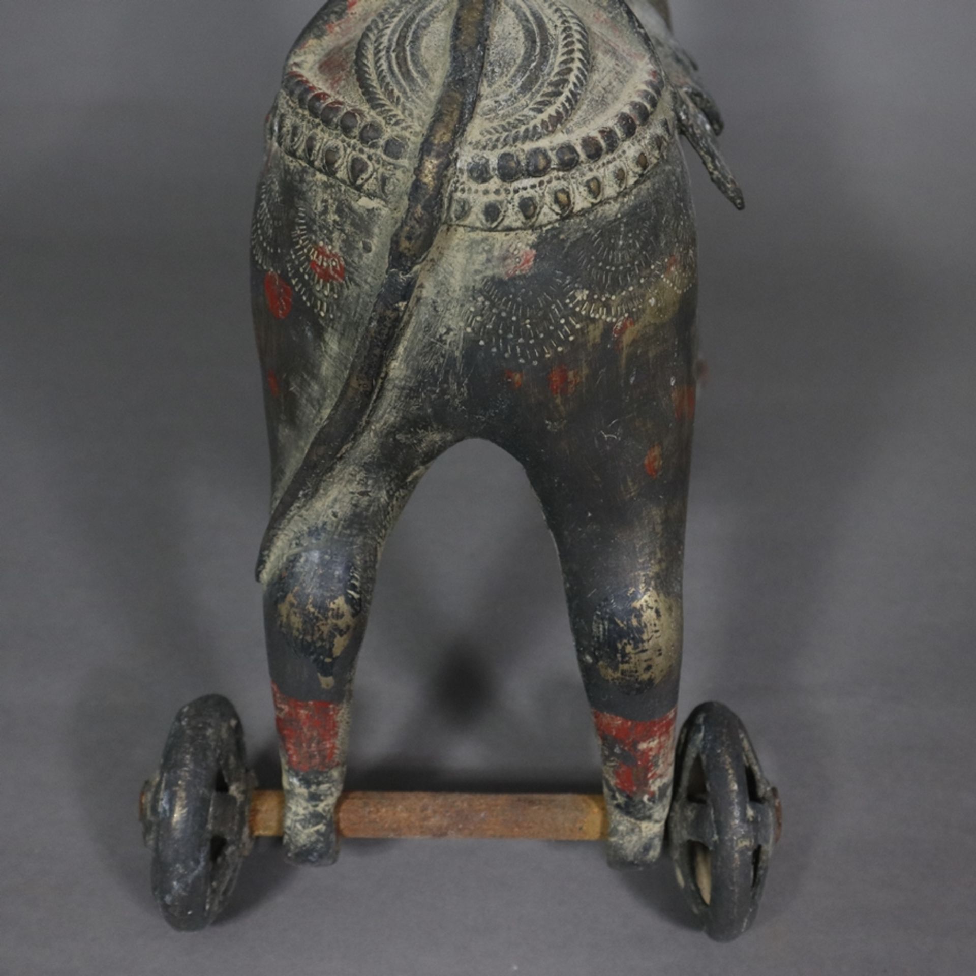 Pferd auf Rollen aus Bronze - Indien ca. 19. Jh., gesatteltes Pferdchen mit Zaumzeug auf durchbroch - Image 9 of 10