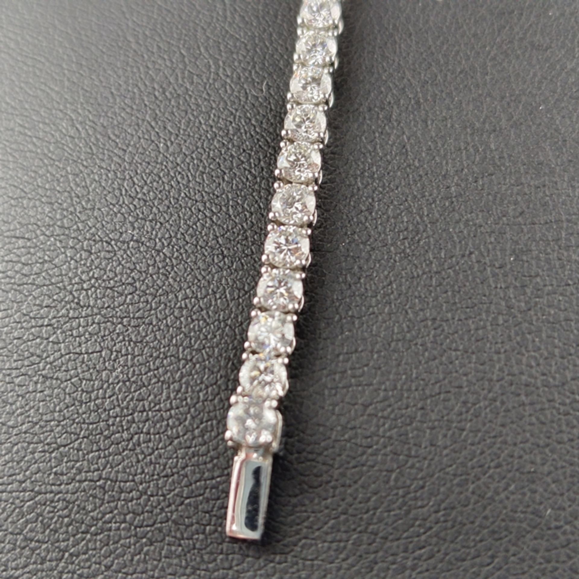 18K-Tennisarmband - Weißgold 750/000, ausgefasst mit 54 Diamanten im Brillantschliff zus. ca. 4,3 c - Bild 2 aus 9