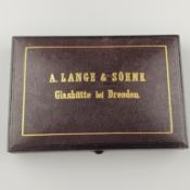 Uhrenkasten für Taschenuhr- A. Lange & Söhne, Glashütte bei Dresden, Holzbox, außen: schwarz mit go