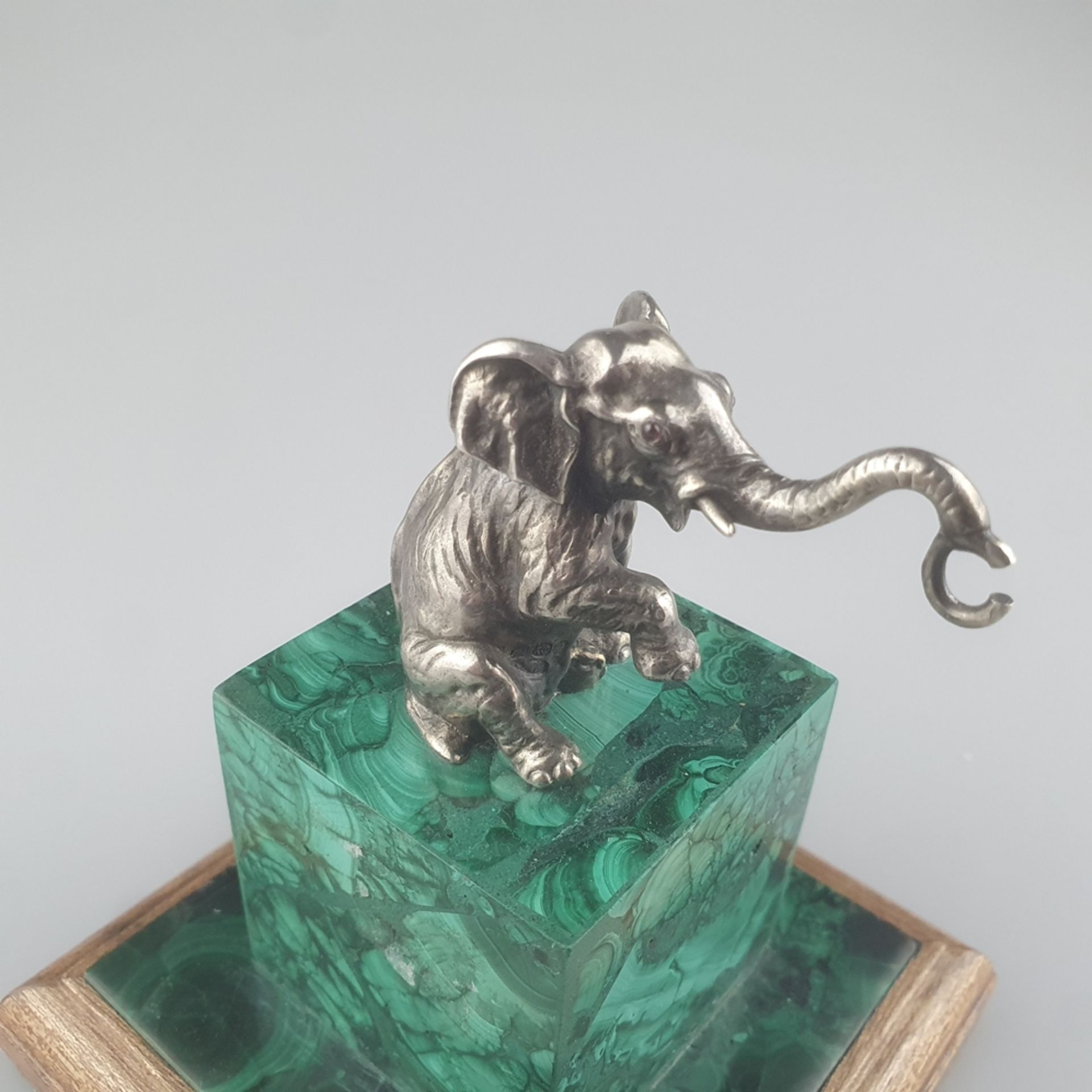 Silberner figürlicher Uhrenhalter auf Malachitsockel- sitzender Elefant mit emporgerecktem Rüssel u - Image 2 of 6