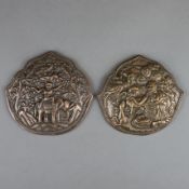 Zwei Thokchas (auch Thogchags) - Kupferlegierung, geschweifte Amulett-Plaketten mit reliefierter Vo