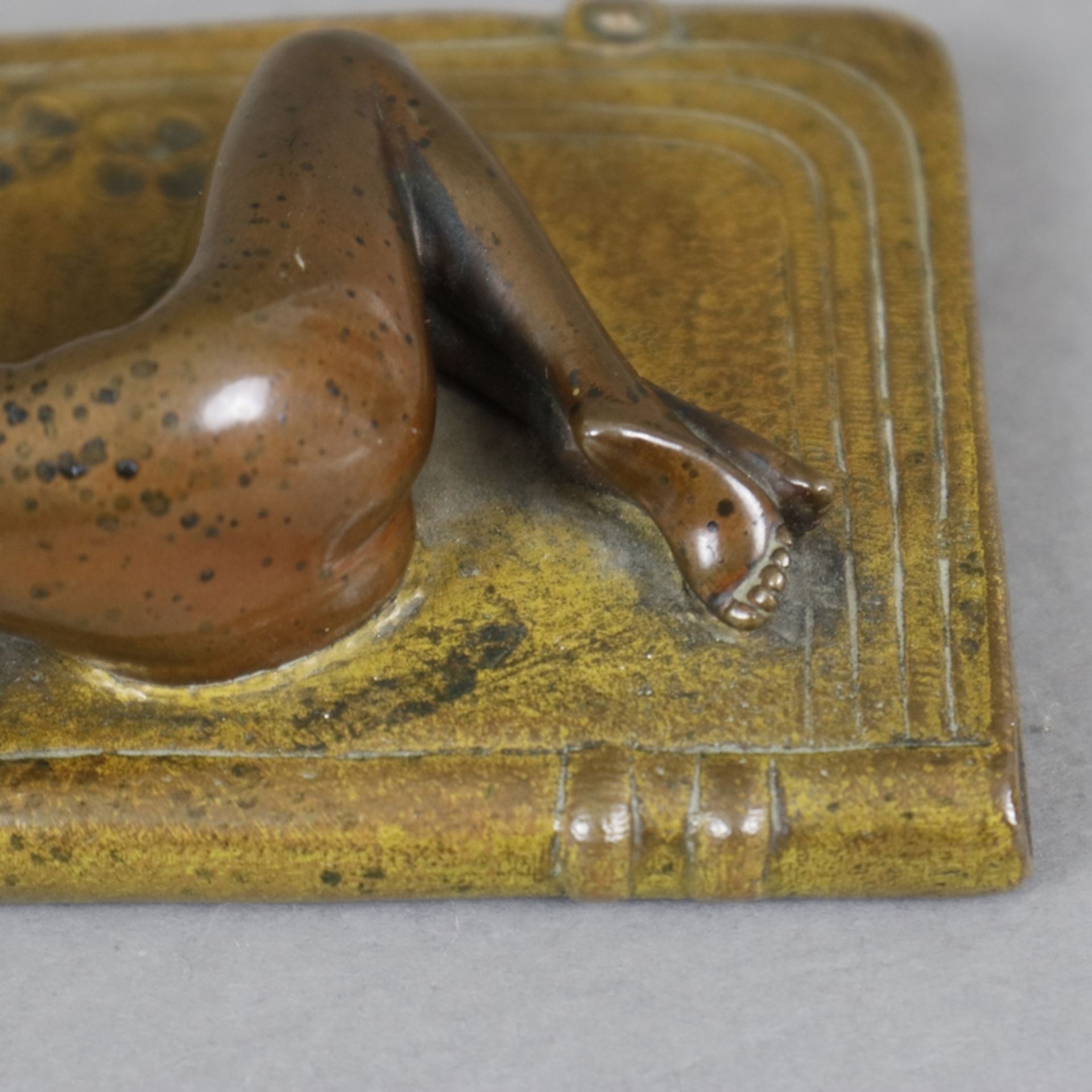 Jugendstil-Bronzeminiatur - um 1900, Frauenakt auf übergroßem ledergebundenem Notizheft ausgestreck - Image 5 of 6