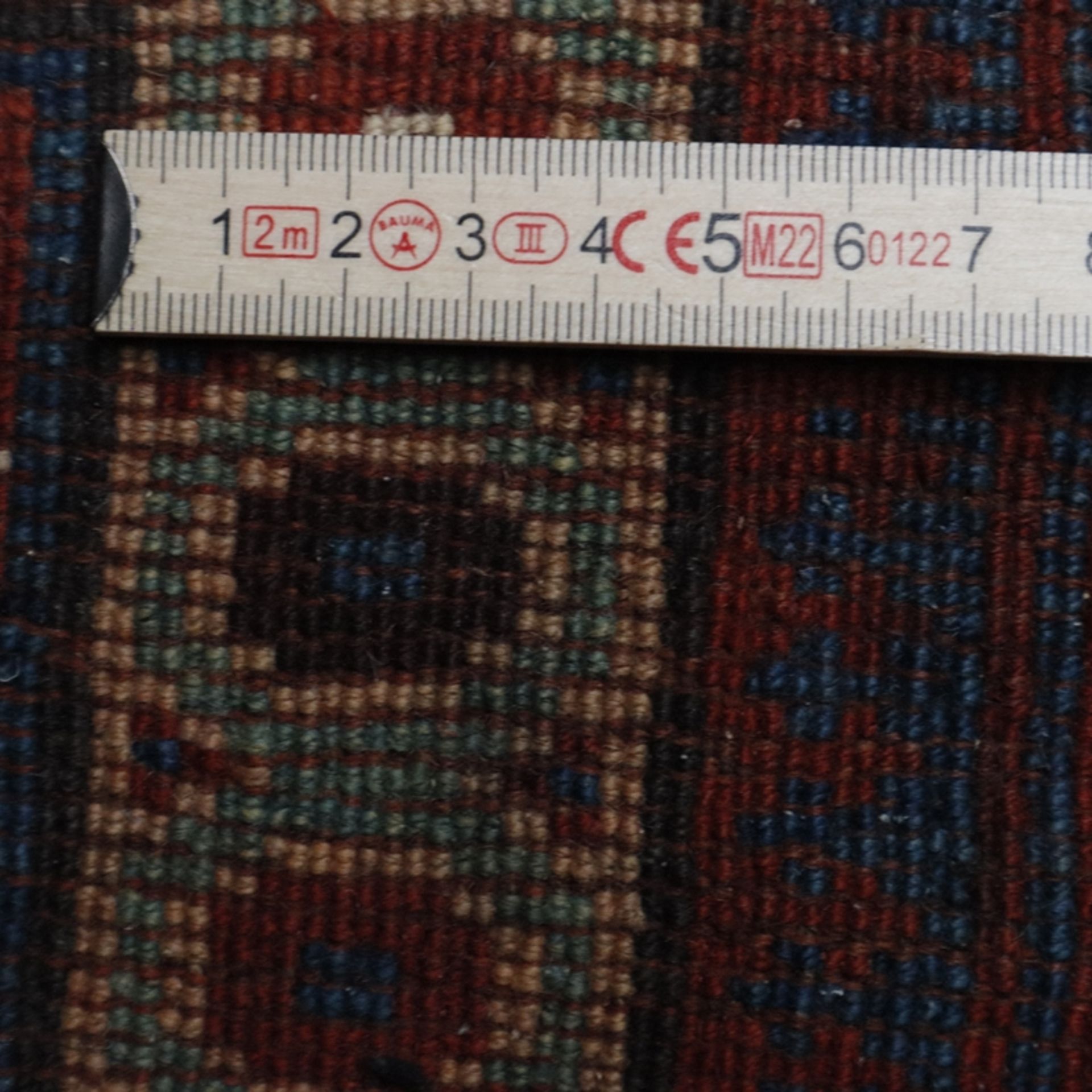 Kasak - Wolle, auf blauem Grund in Reihen angeordnete rautenförmige Ornamente, breiter Rand aus meh - Bild 9 aus 9