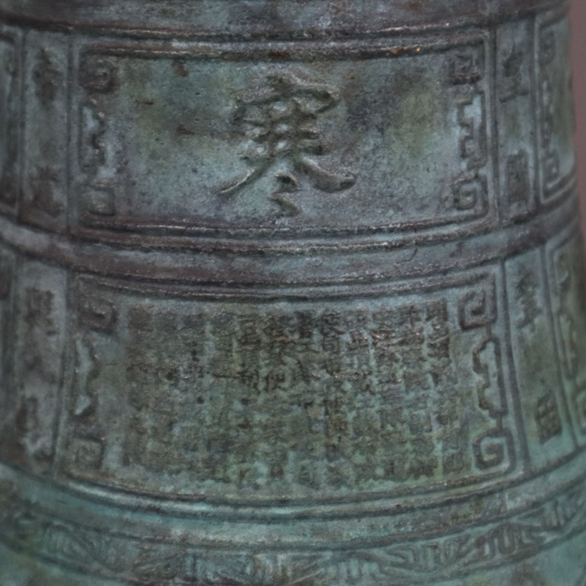Tempelglocke - China, helle Bronze mit grüner Patina, Wandung allseits mit reliefiertem archaisiert - Bild 3 aus 10