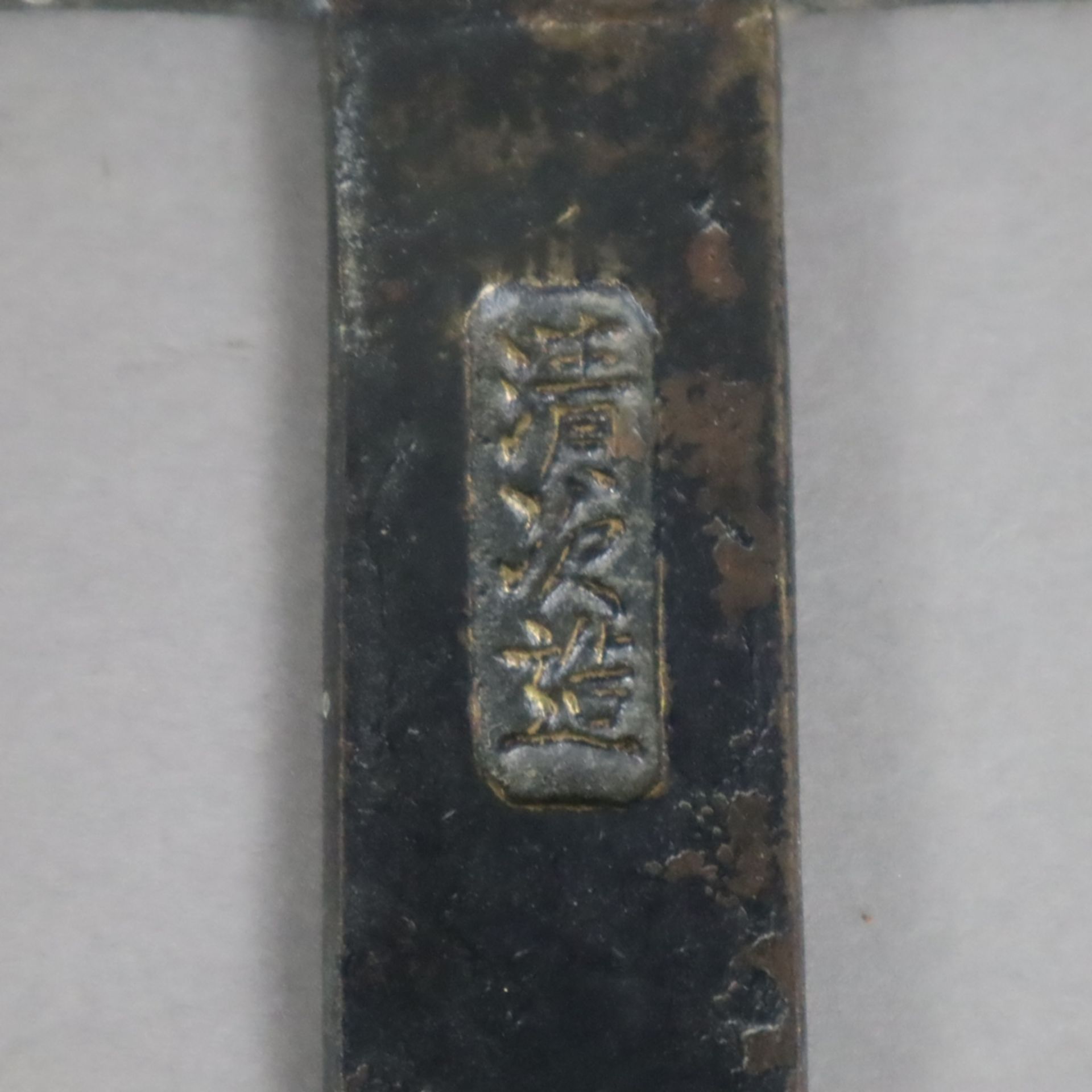 Handspiegel aus Bronze - Japan, Bronze mit dunkler Patina, zierreliefiert, gegossene Signaturkartus - Image 4 of 5