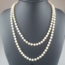 Perlenkette mit Goldschließe - lange Kette mit 130 Perlen von 7mm Dm., mit rundem, durchbrochen gea