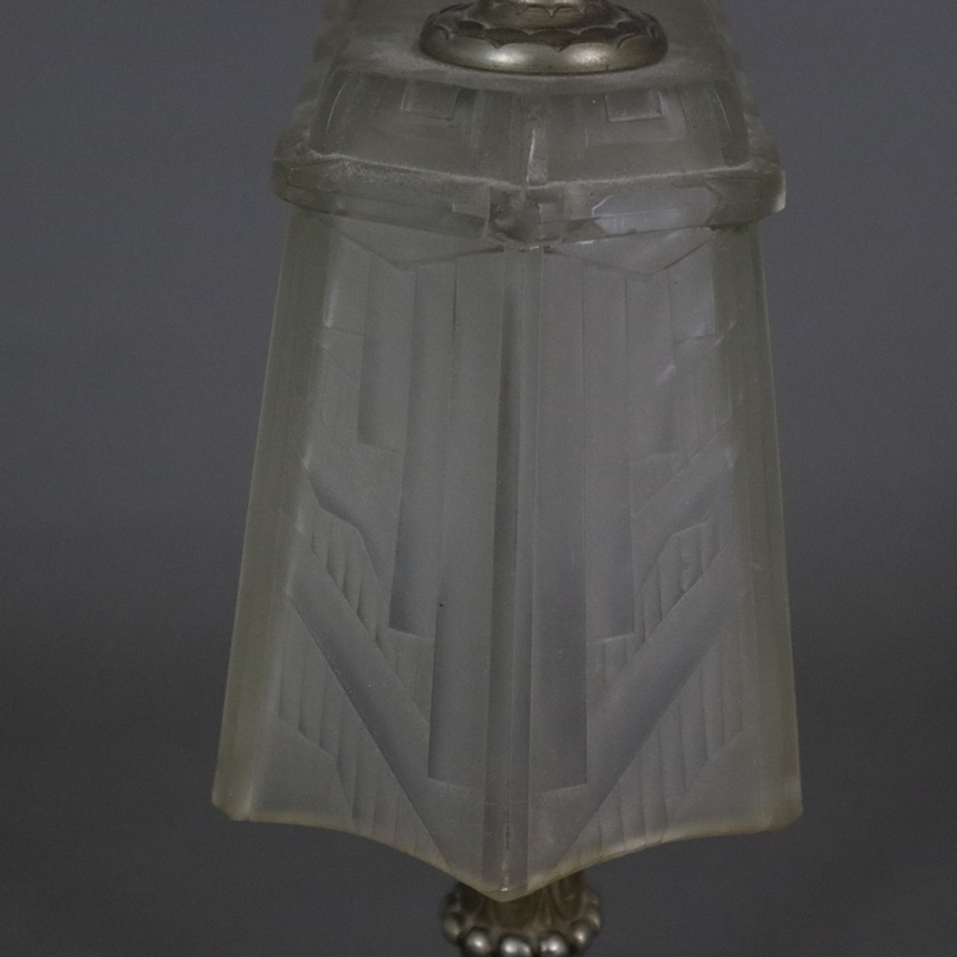 Art Déco-Tischlampe - Frankreich um 1920/30, 1-flammig, hexagonaler reliefierter Metallfuß mit zwei - Image 5 of 10