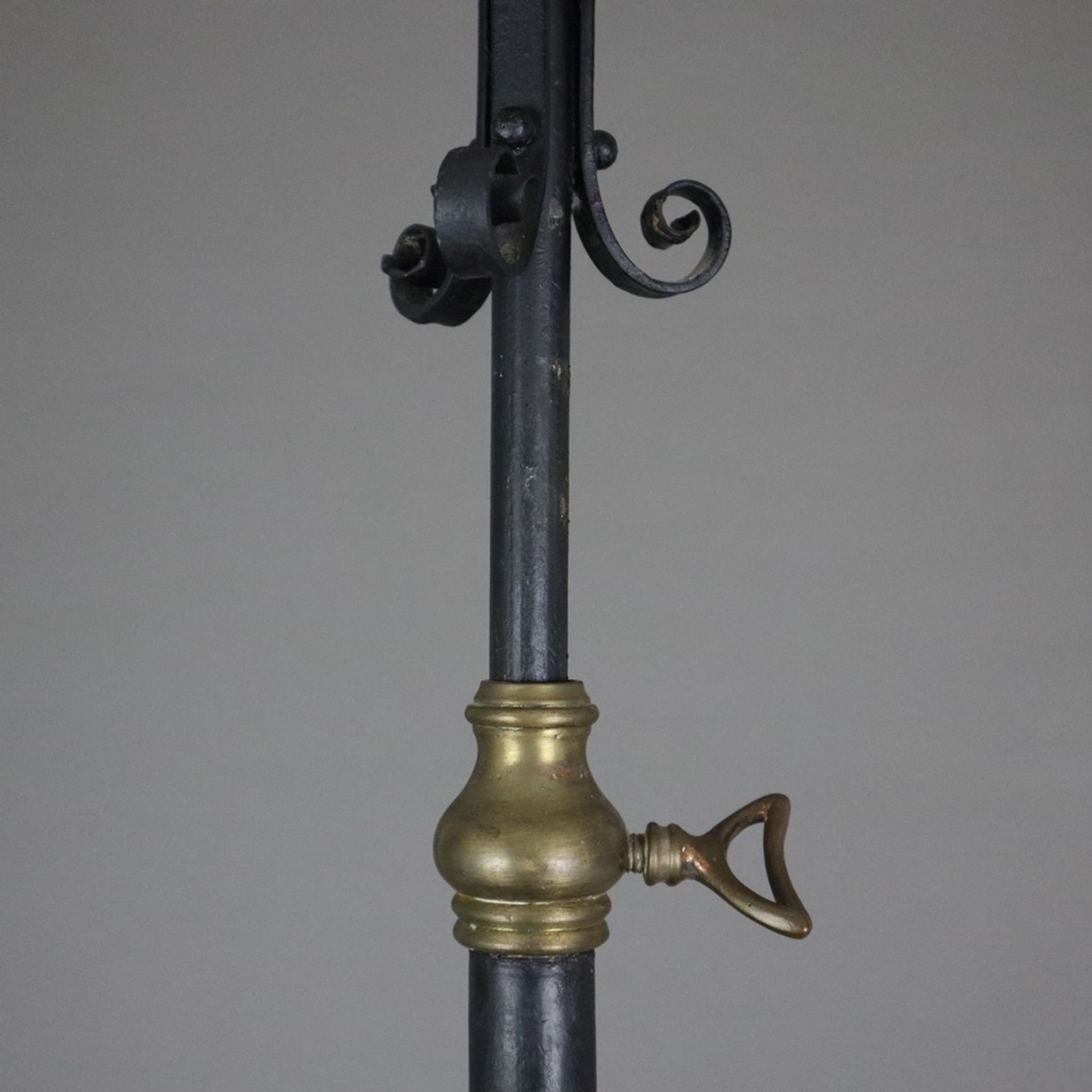 Stehlampe - Ende 19. Jh. / um 1900, Kunstschmiedeeisen-Gestell mit Volutendekor, geschwärzt, farblo - Image 6 of 10