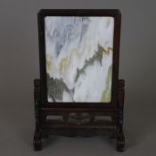 Kleiner Stellschirm mit steinerner Platte - China, lackiertes, geschweiftes Holzgestell, hochrechte