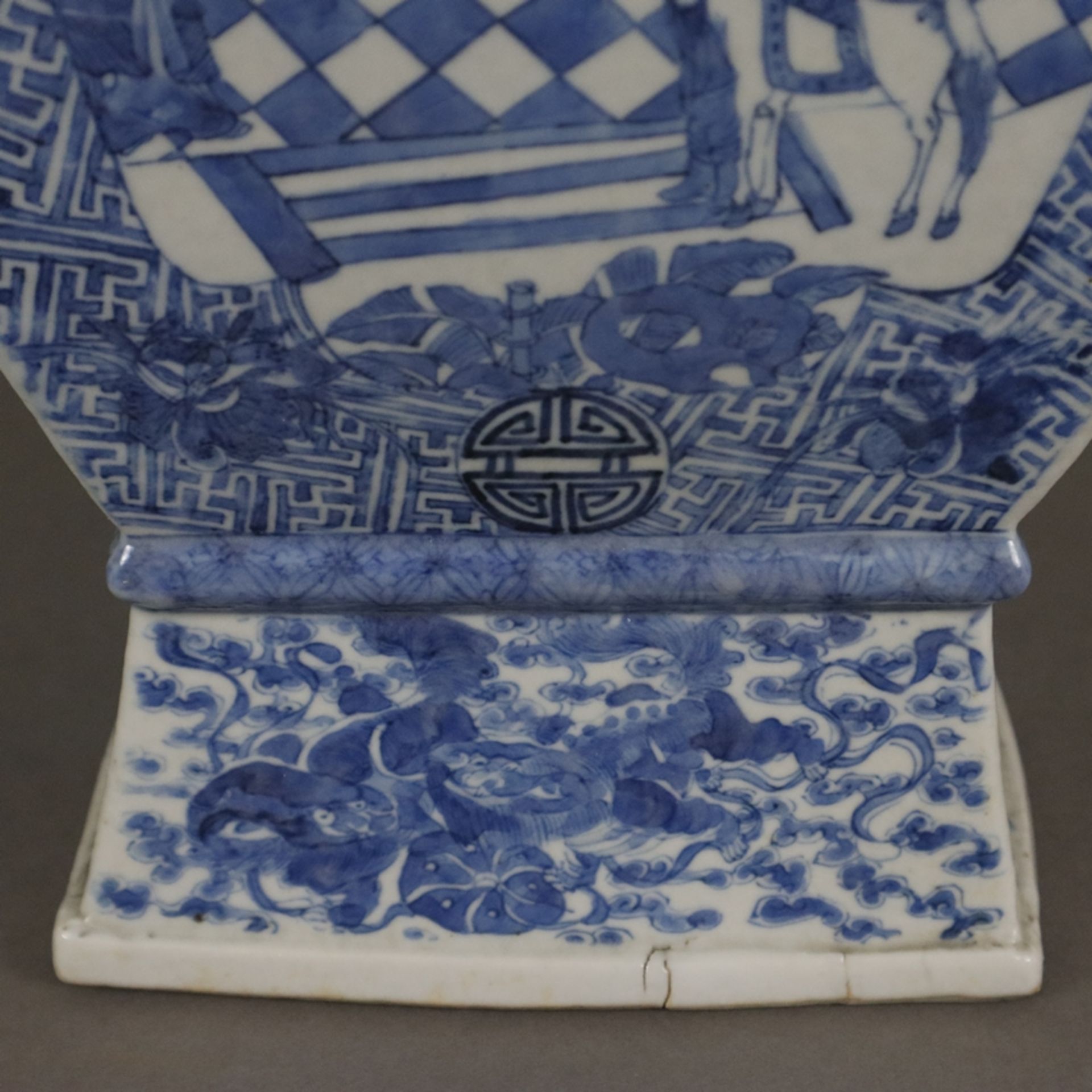 Rechteckige Balustervase - China, späte Qing -Dynastie, Porzellan, gekantete Balusterform auf Socke - Bild 12 aus 13