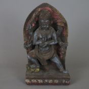 Stele mit Mahakala - Tibet, Holz geschnitzt, kultische Bemalung in Resten erhalten, die sechsarmige