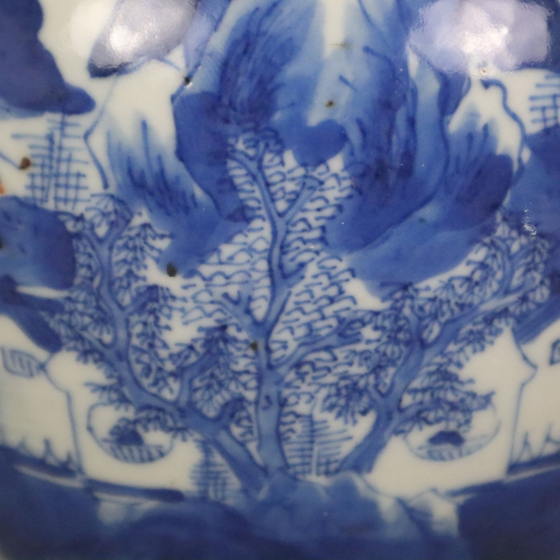 Kleiner Blau-Weiß-Deckeltopf - China, späte Qing-Dynastie, Porzellan, auf der Wandung Shan-Shui-Lan - Image 4 of 10