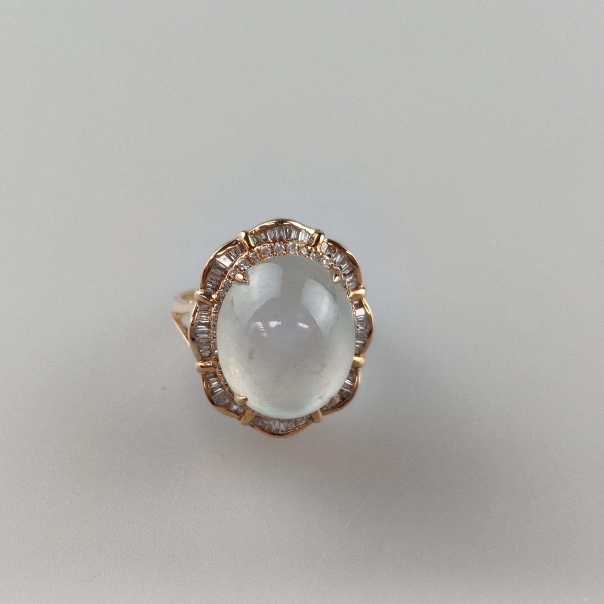 18K-Jadering mit Diamanten - Weißgold 750/000 (18K), Ringkopf mit milchig weißem Jadecabochon von c