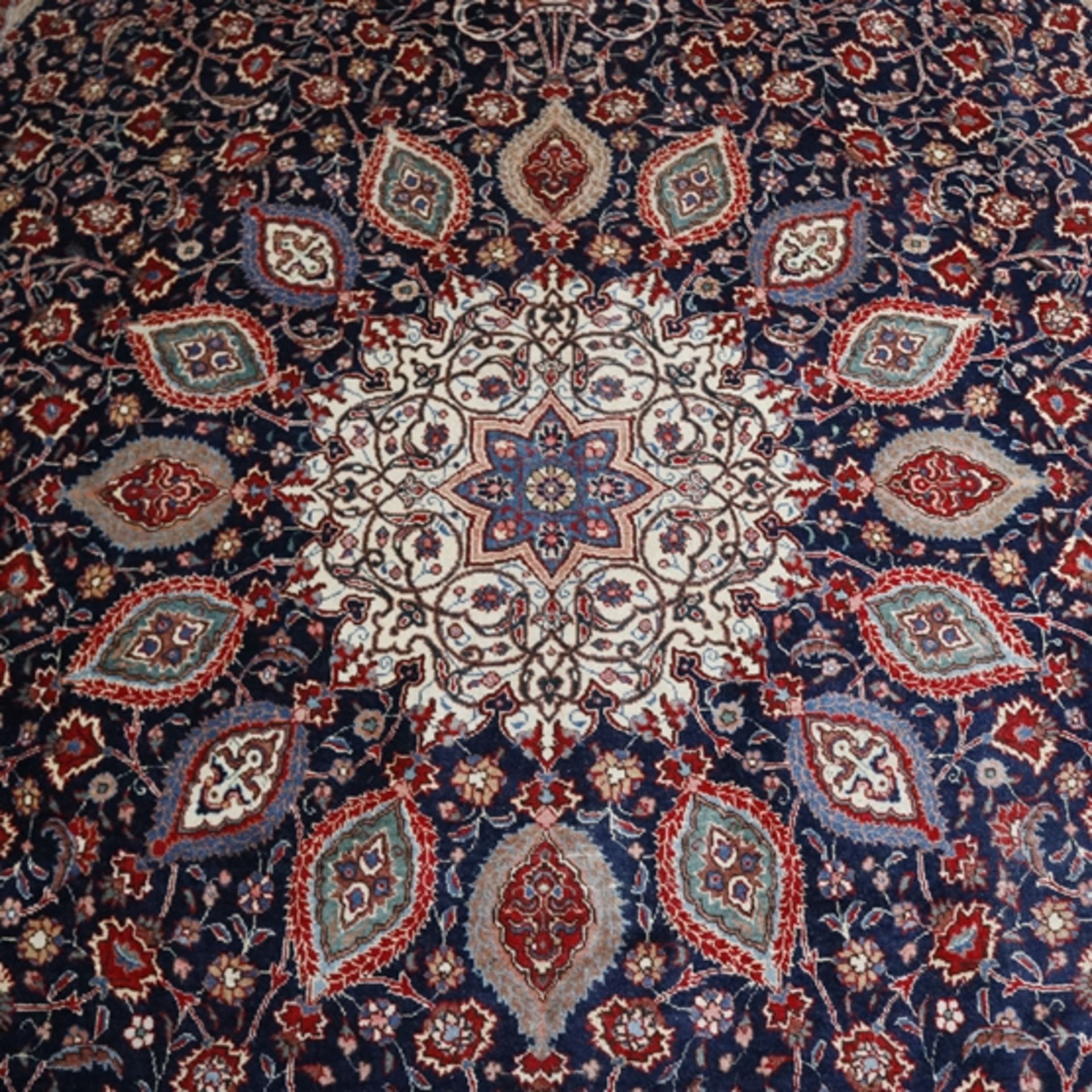 Großer Täbriz-Teppich - Persien, Wolle, dunkelblaugrundiges Innenfeld, ornamentaler Dekor mit flora - Bild 2 aus 10