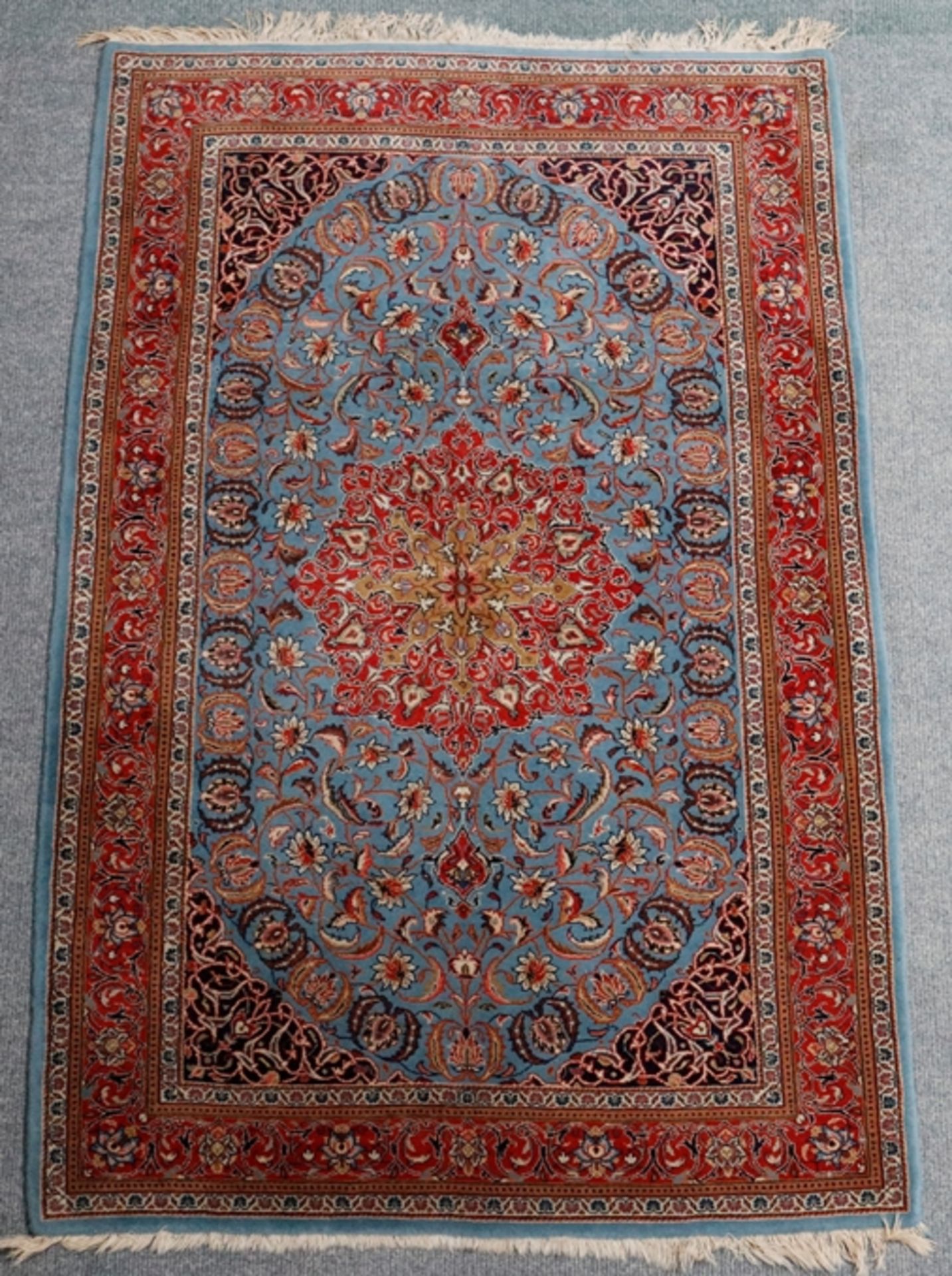 Isfahan - Wolle, blaugrundiges Innenfeld, floral gemustert, rotgrundige Hauptbordüre, Fransen teils