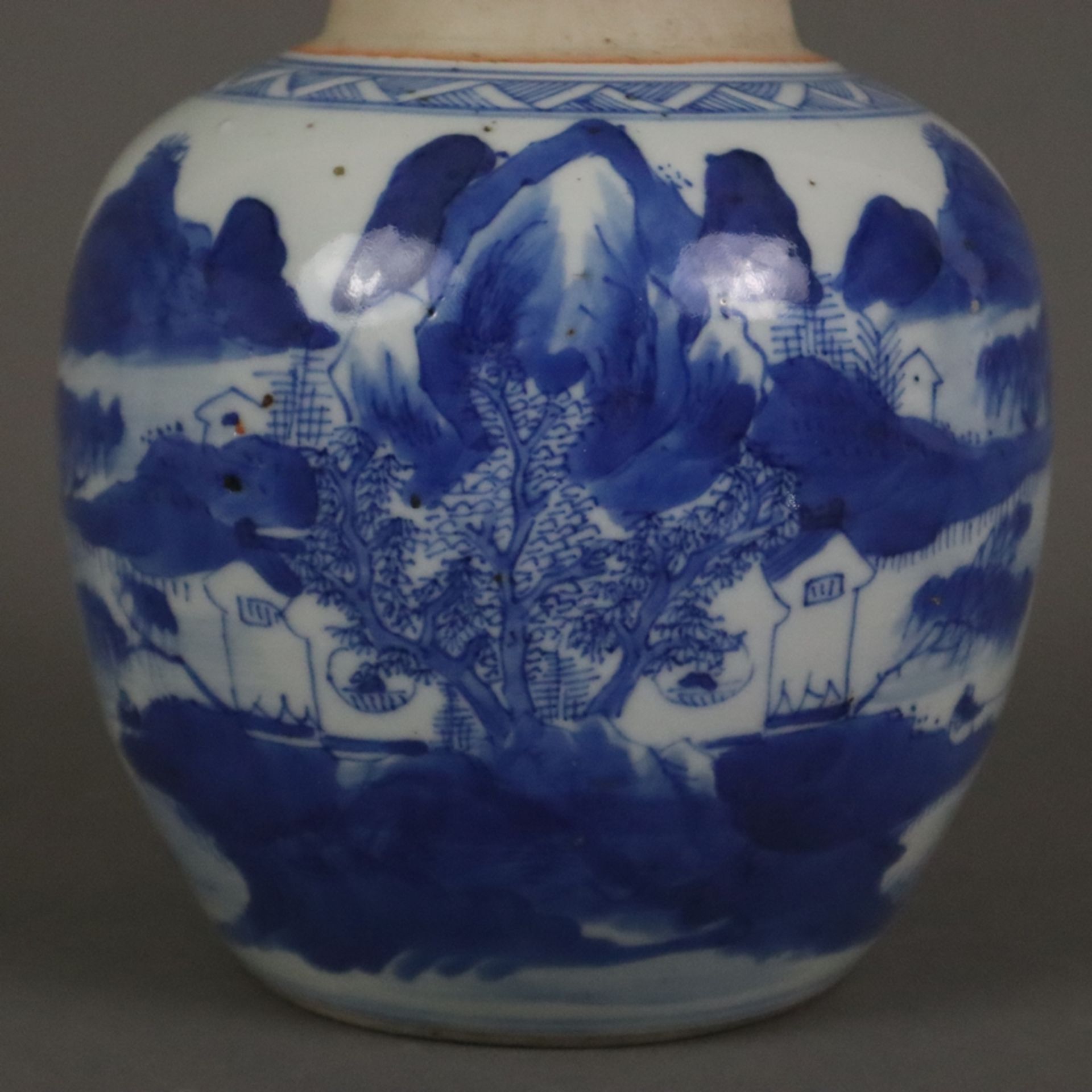 Kleiner Blau-Weiß-Deckeltopf - China, späte Qing-Dynastie, Porzellan, auf der Wandung Shan-Shui-Lan - Image 3 of 10