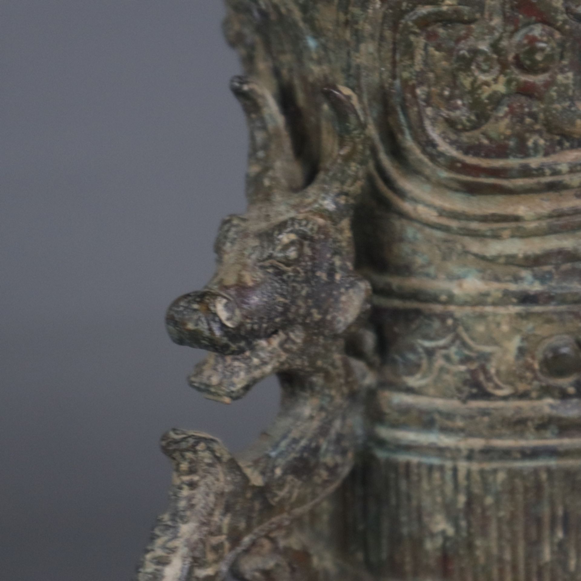 Gefäß in Vogelform - China, in der Art der „zun“-Gefäße aus der Shang-Zeit, gegossene Bronzelegieru - Image 6 of 8