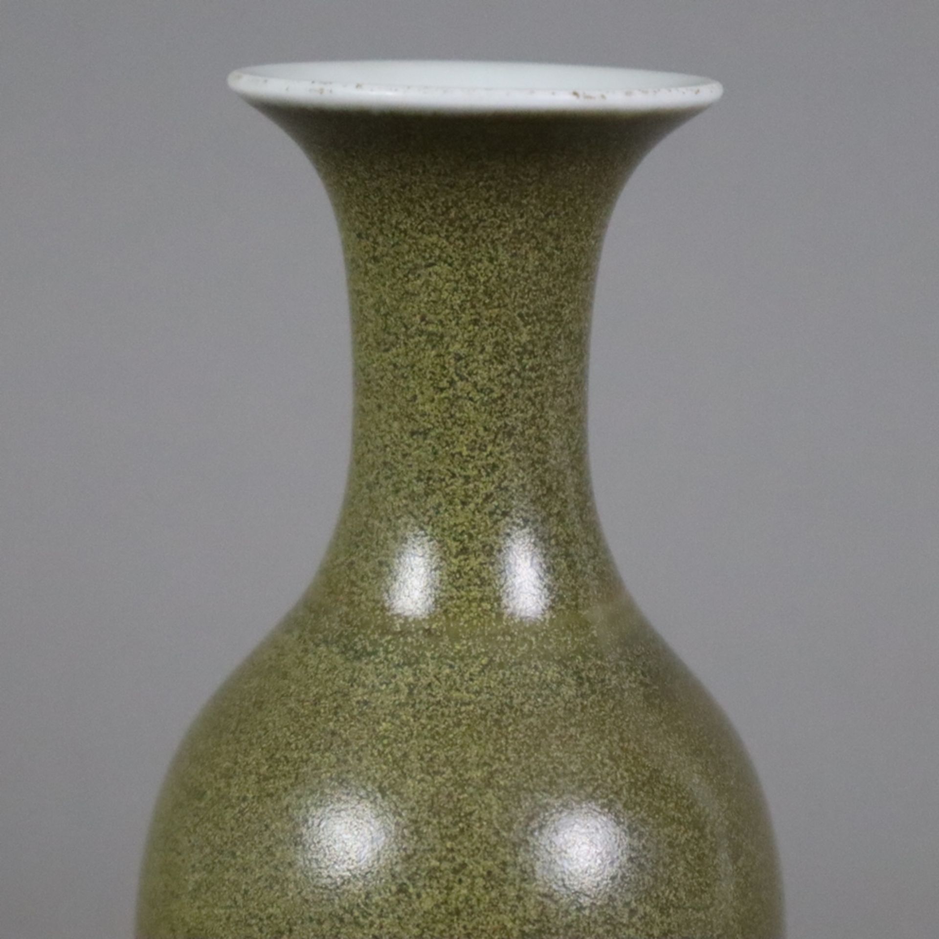 Kleine Flaschenvase - China 20.Jh., Porzellan mit "Teedust"-Glasur, innen und unterseitig transpare - Bild 3 aus 7