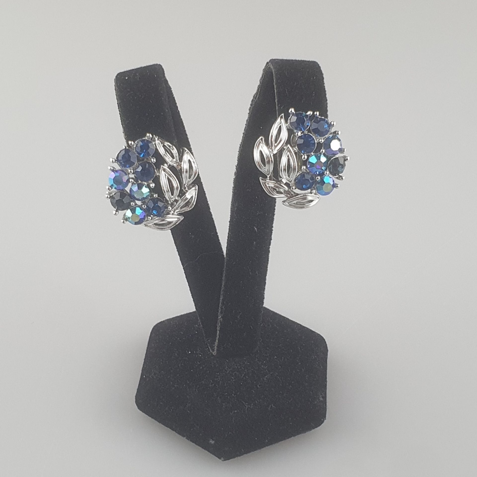Ein Paar schillernde florale Ohrringe mit Schrauben - LISNER / USA, nach 1955, silberfarbenes Metal - Bild 2 aus 4